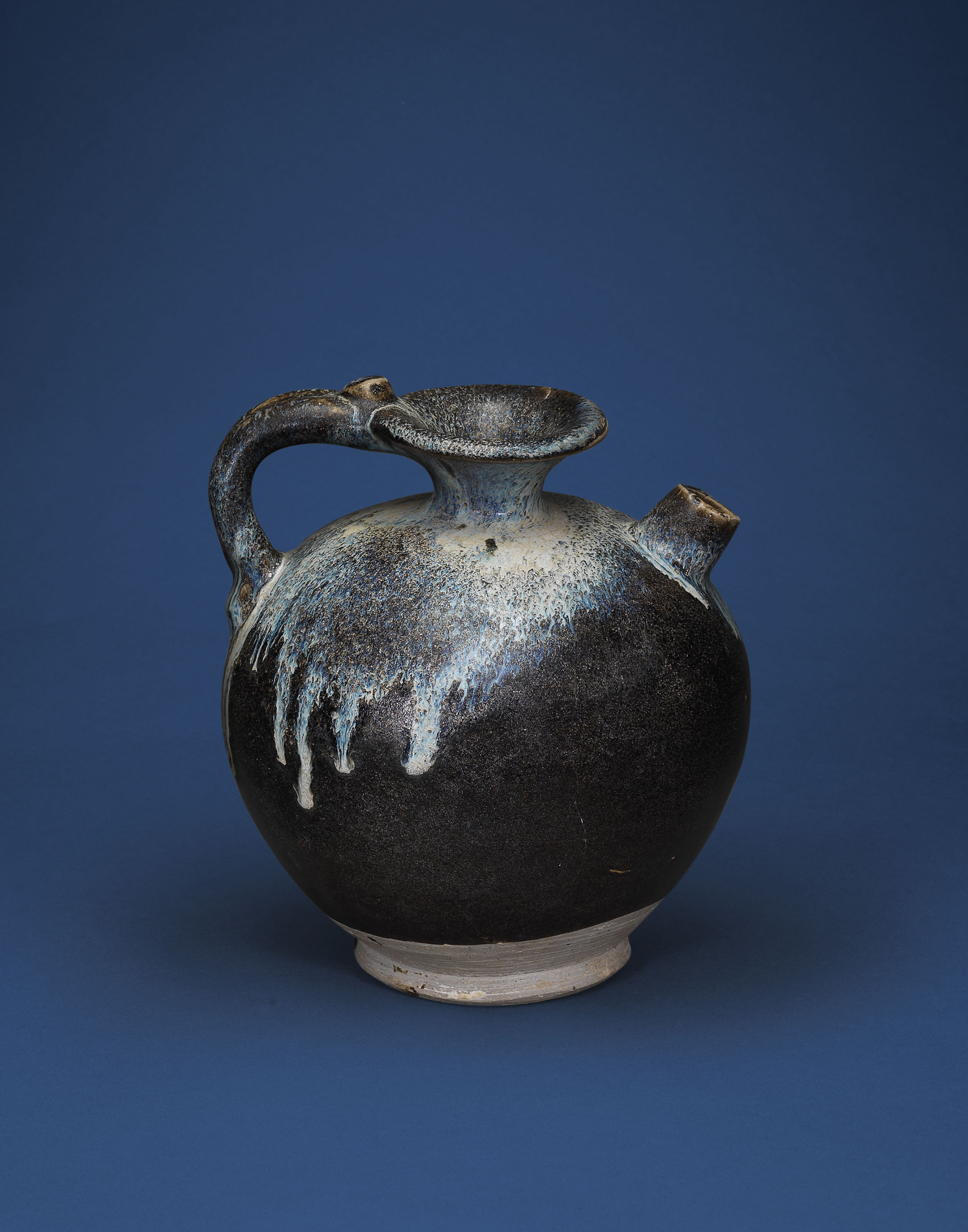 A YUE CELADON 'CHICKEN HEAD SPOUT' EWER
