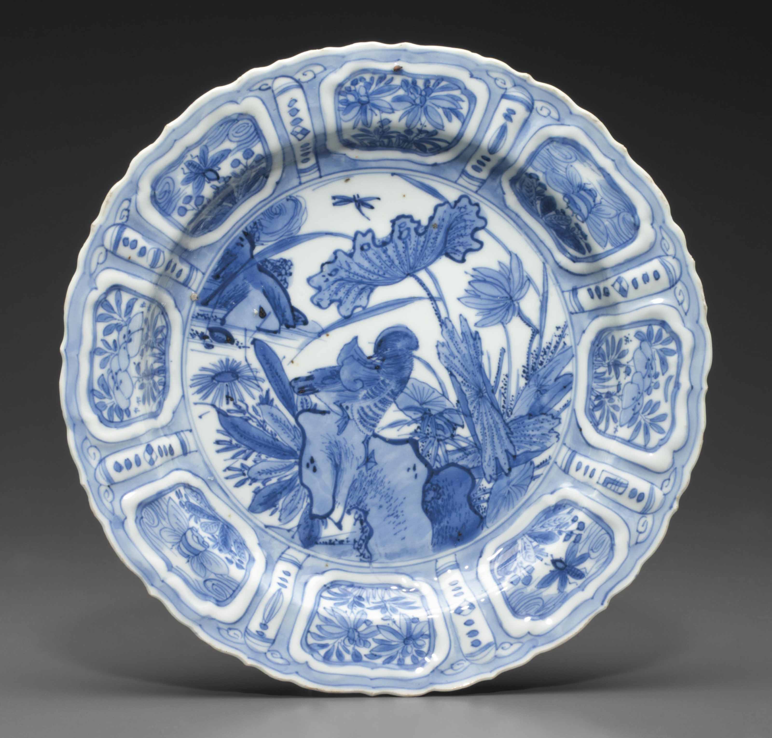 A MOLDED BLUE AND WHITE 'KRAAK PORSELEIN' DISH , LATE MING DYNASTY