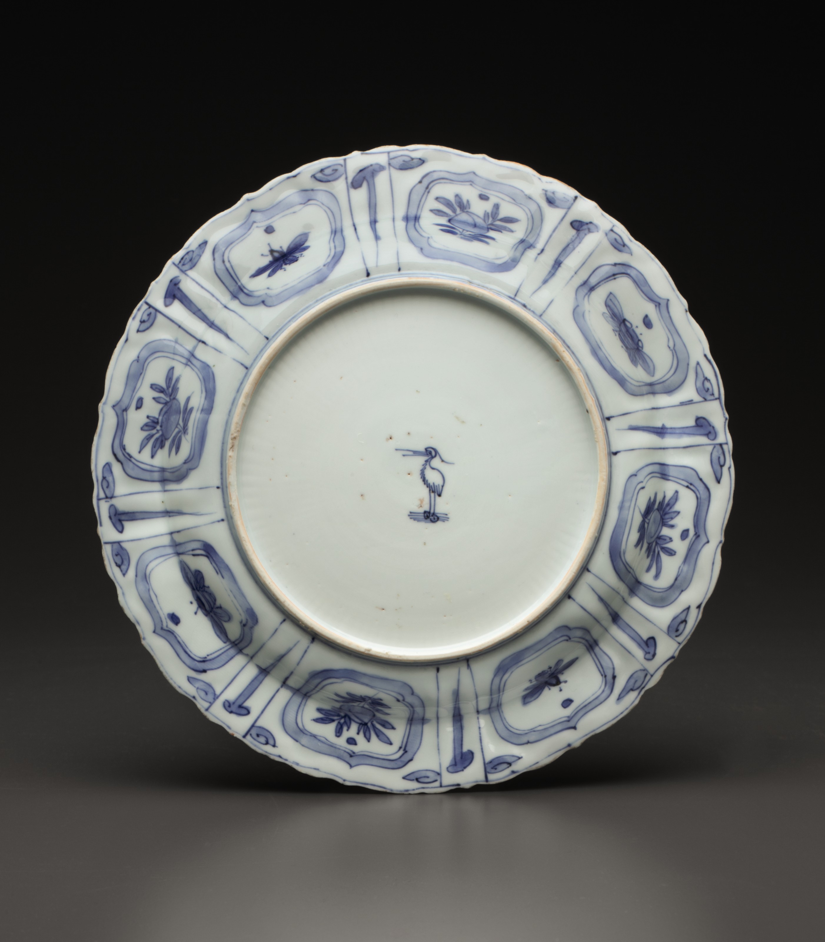 A MOLDED BLUE AND WHITE 'KRAAK PORSELEIN' DISH , LATE MING DYNASTY