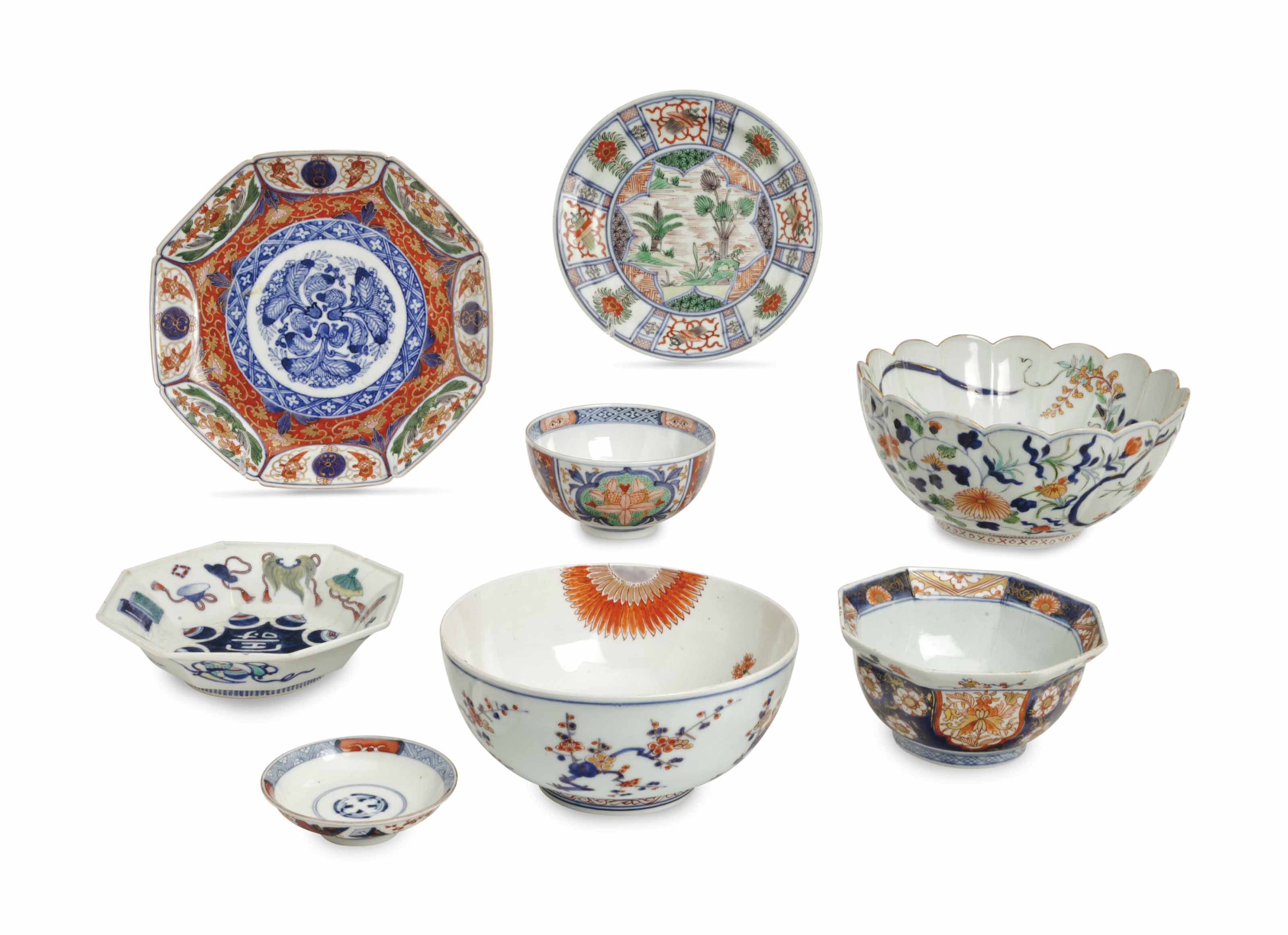 AN ASSEMBLED GROUP OF JAPANESE AND CHINESE IMARI SERVING WARES, , LATE 19TH/20TH CENTURY
