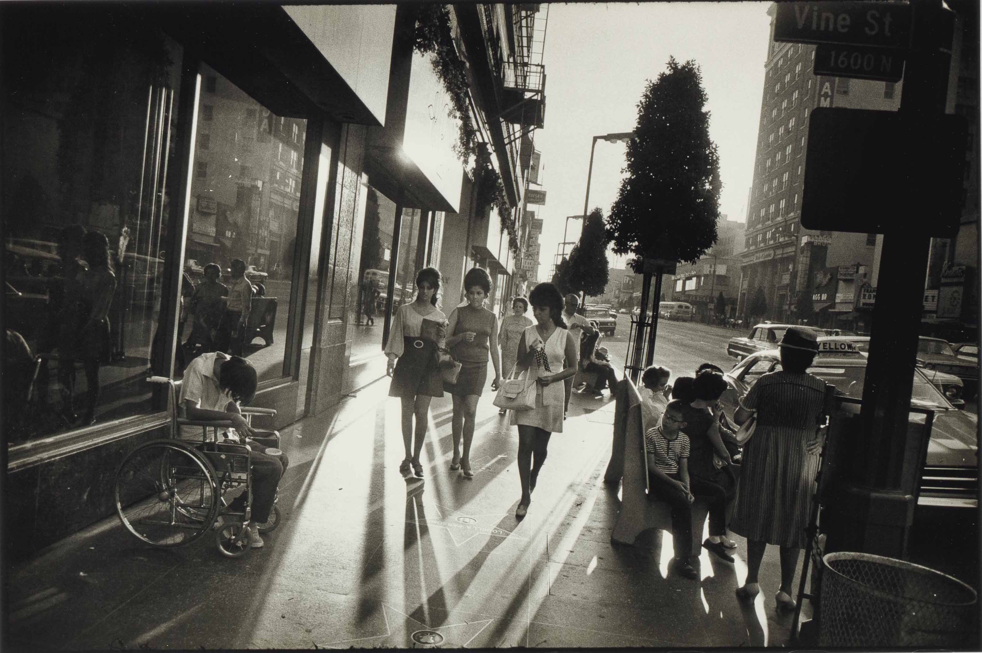 Garry winogrand photography style image