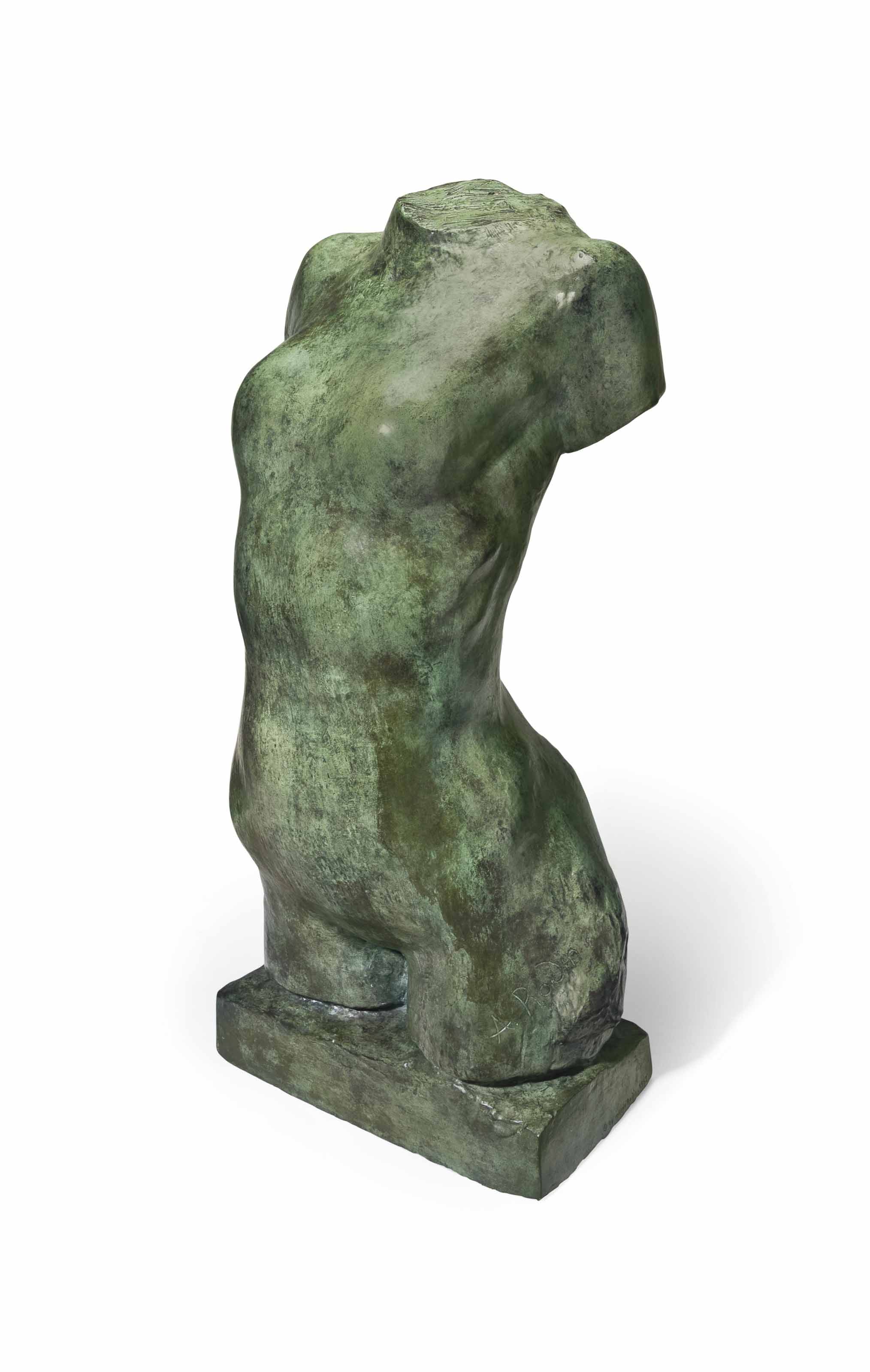 Torse de jeune femme cambrée