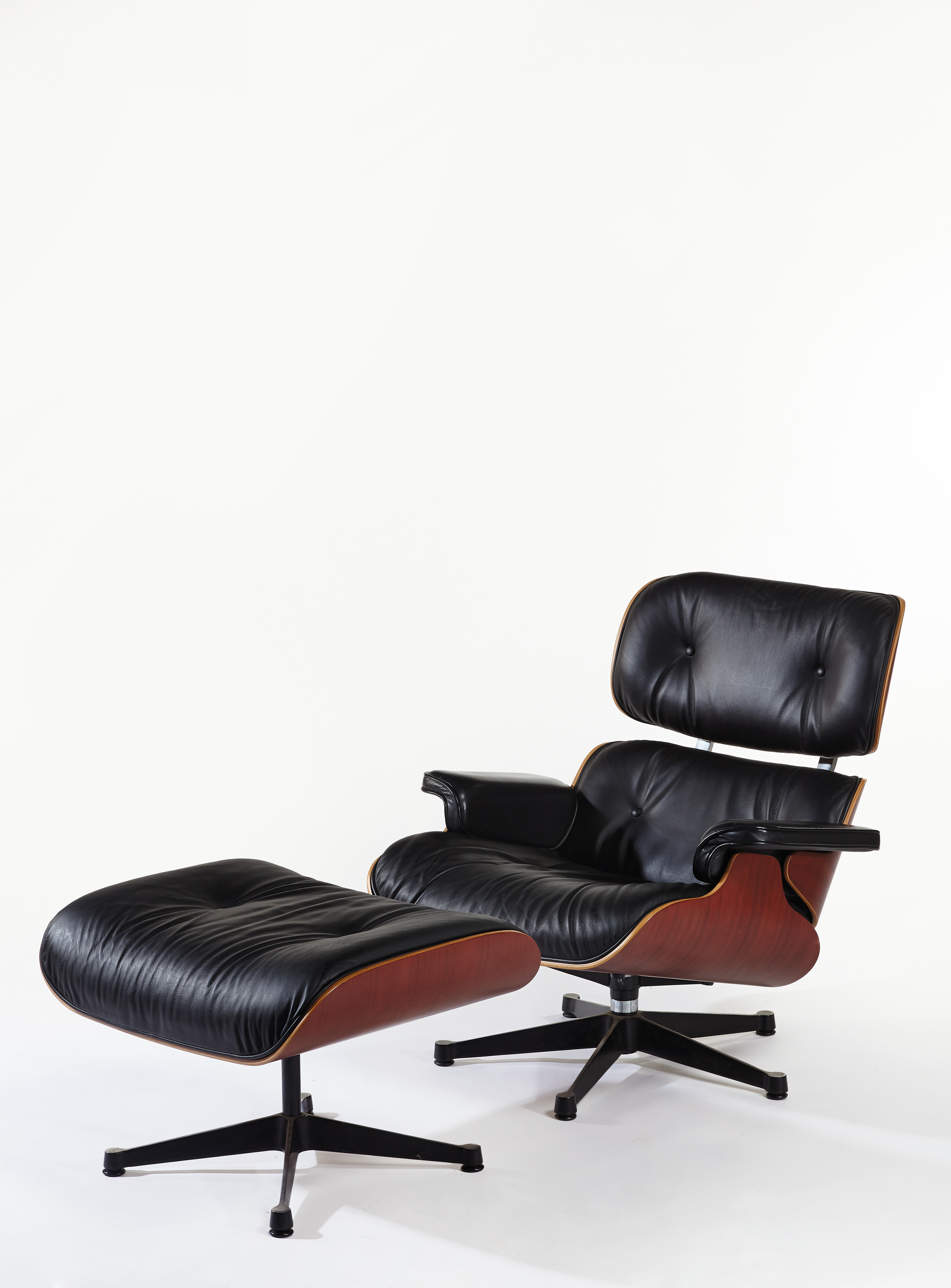 CHARLES (19071978) & RAY EAMES (19121988) , FAUTEUIL ET SON REPOSEPIEDS 'LOUNGE CHAIR', LE