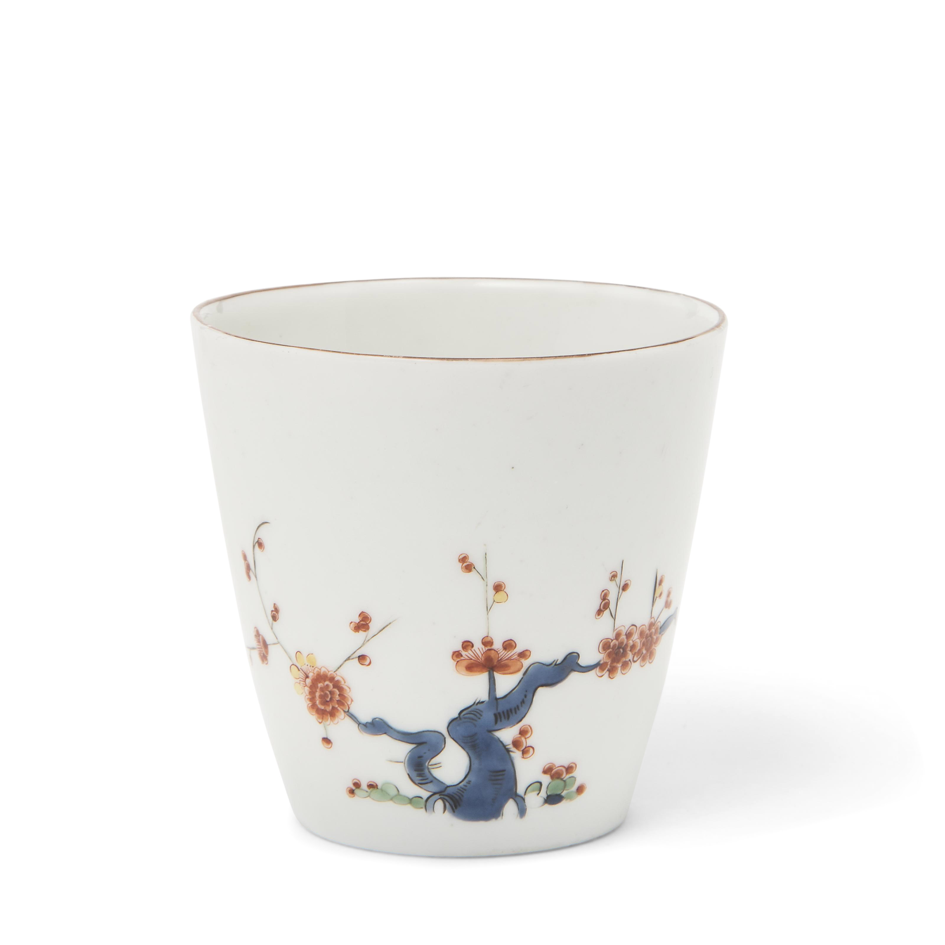 Meissenの文鎮 A MEISSEN KAKIEMON BEAKER, CIRCA 1728-30, BLUE CADUCEUS MARK
