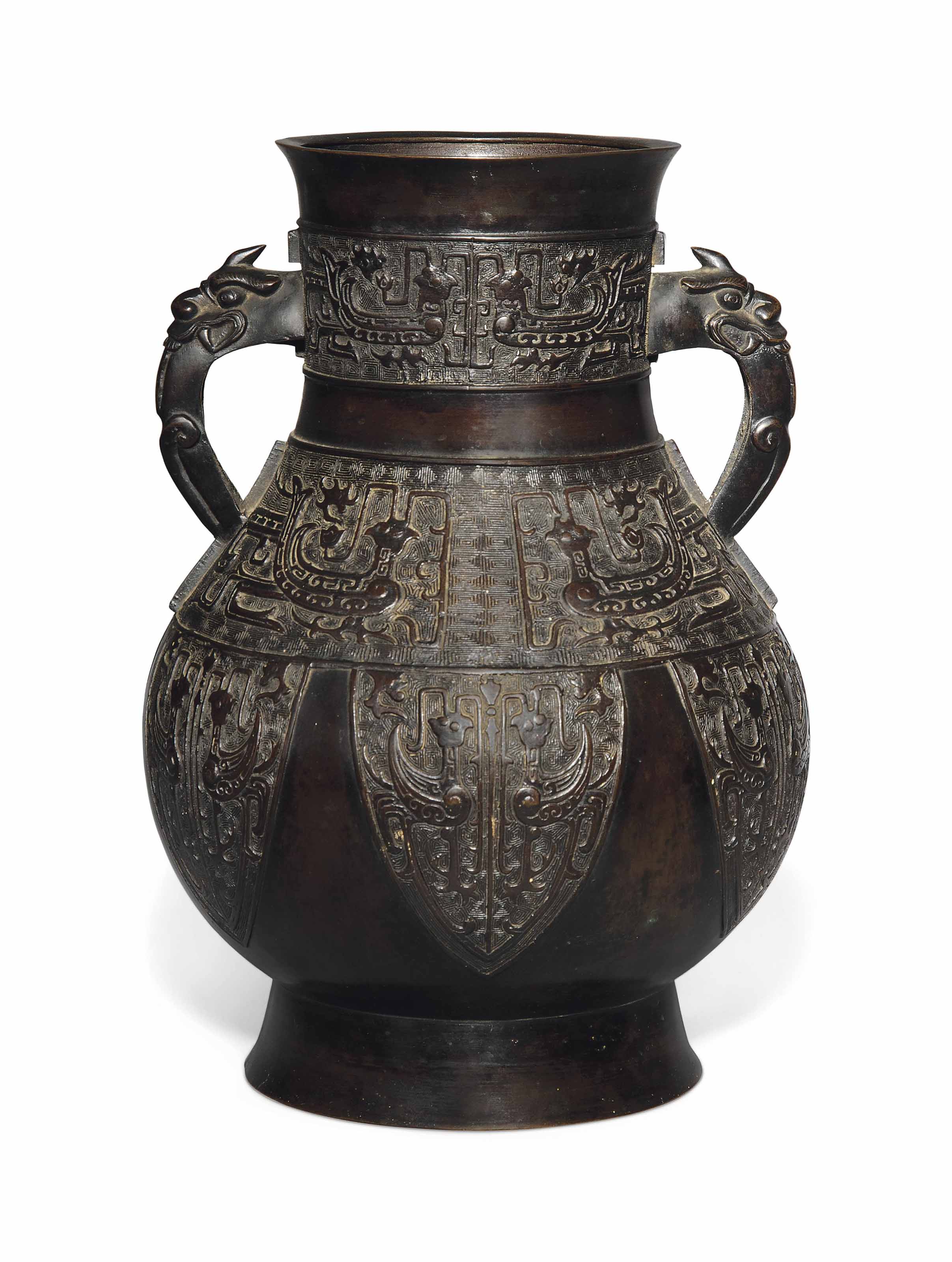 A CHINESE ARCHAISTIC BRONZE VASE, HU