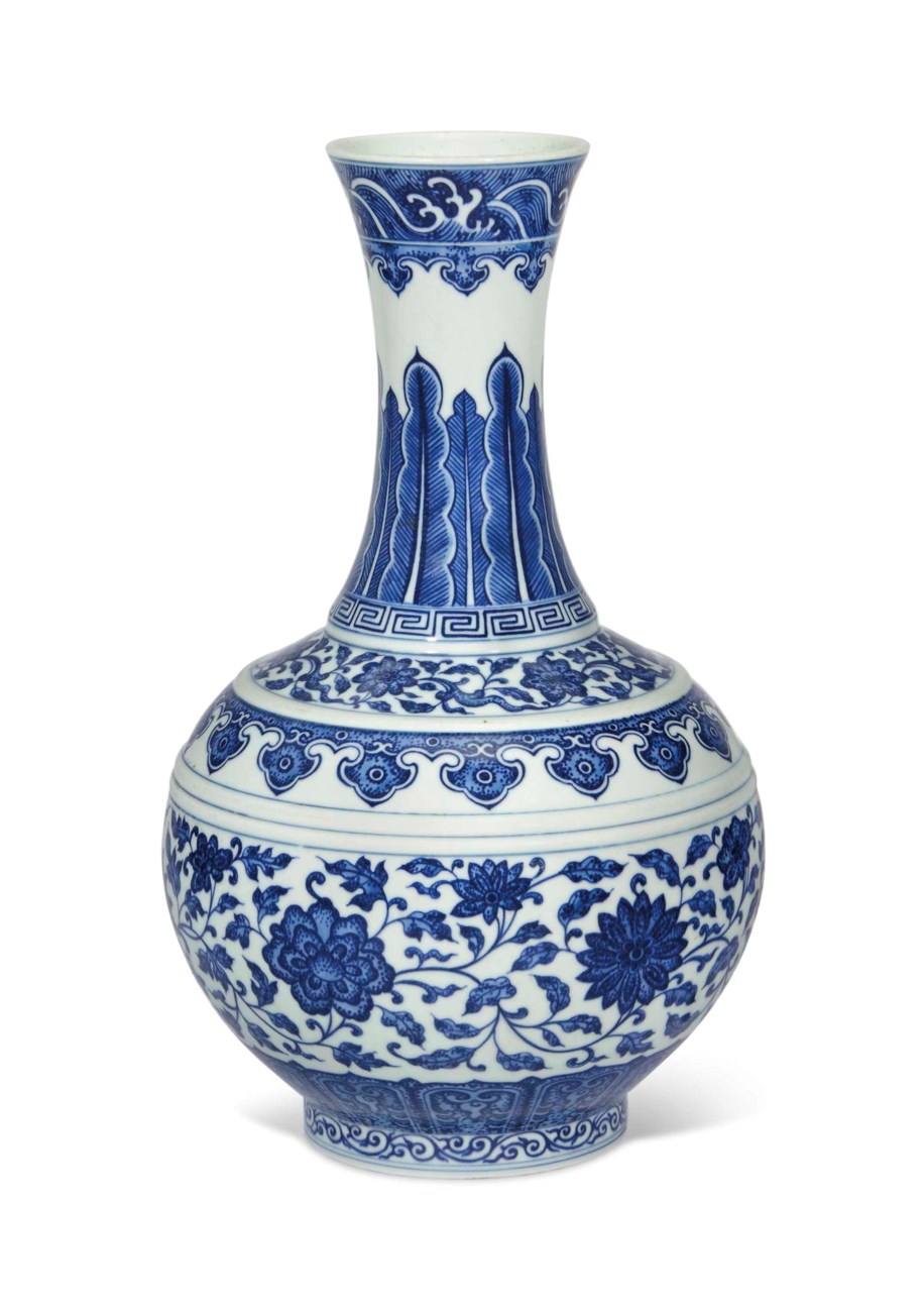 A MINGSTYLE BLUE AND WHITE BOTTLE VASE, GUANGXU SIXCHARACTER MARK IN
