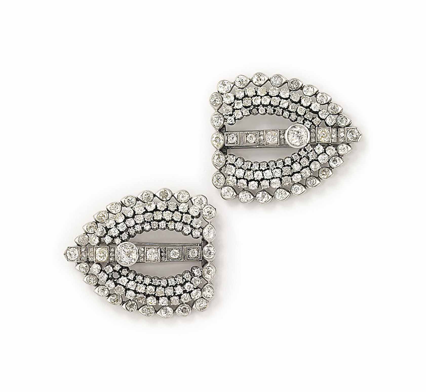 A PAIR OF MID 20TH CENTURY DIAMOND CLIP BROOCHES A PAIR OF MID 20TH CENTURY DIAMOND CLIP BROOCHES
