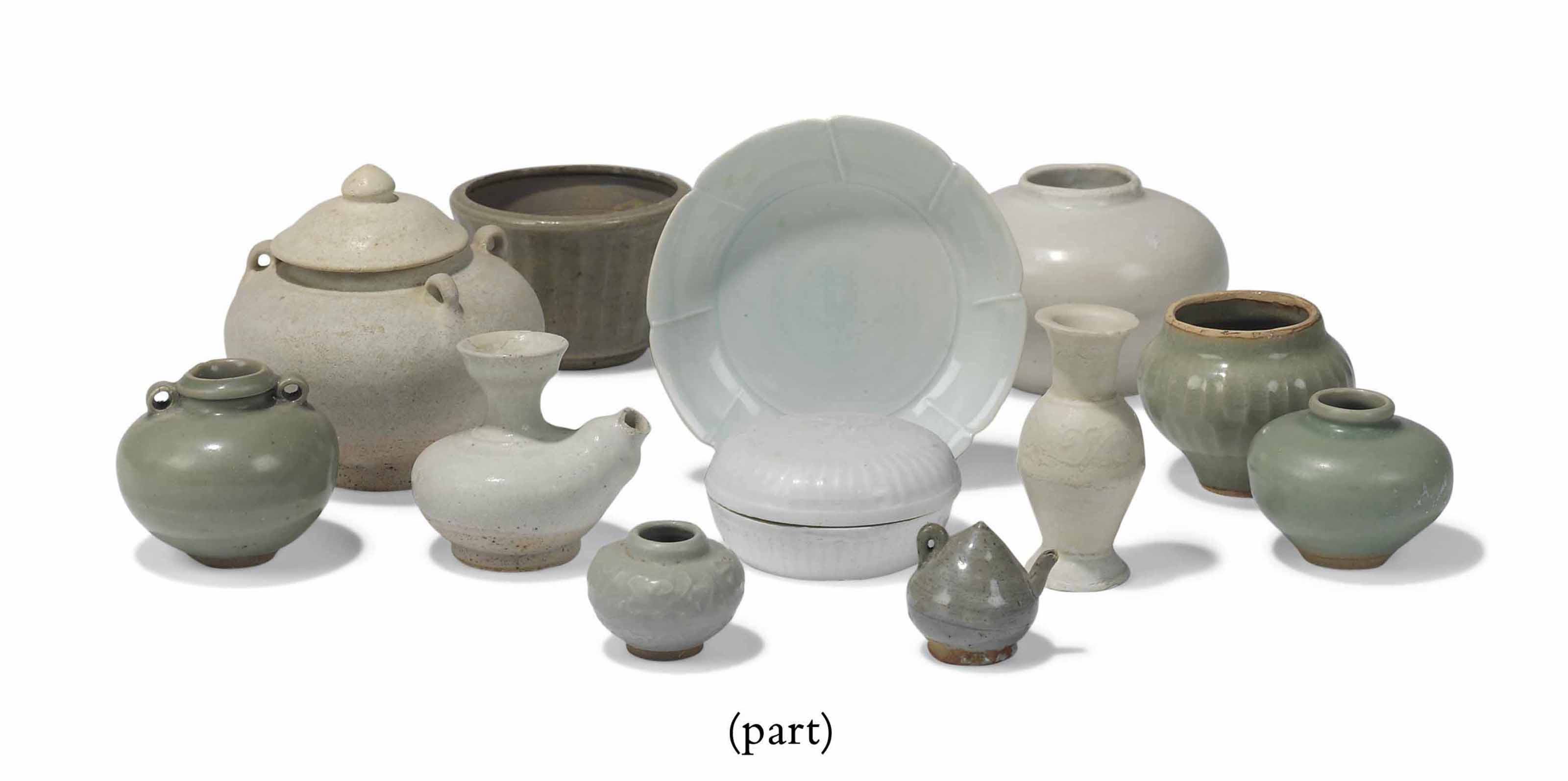 A GROUP OF VARIOUS CHINESE AND JAPANESE CERAMIC WARES