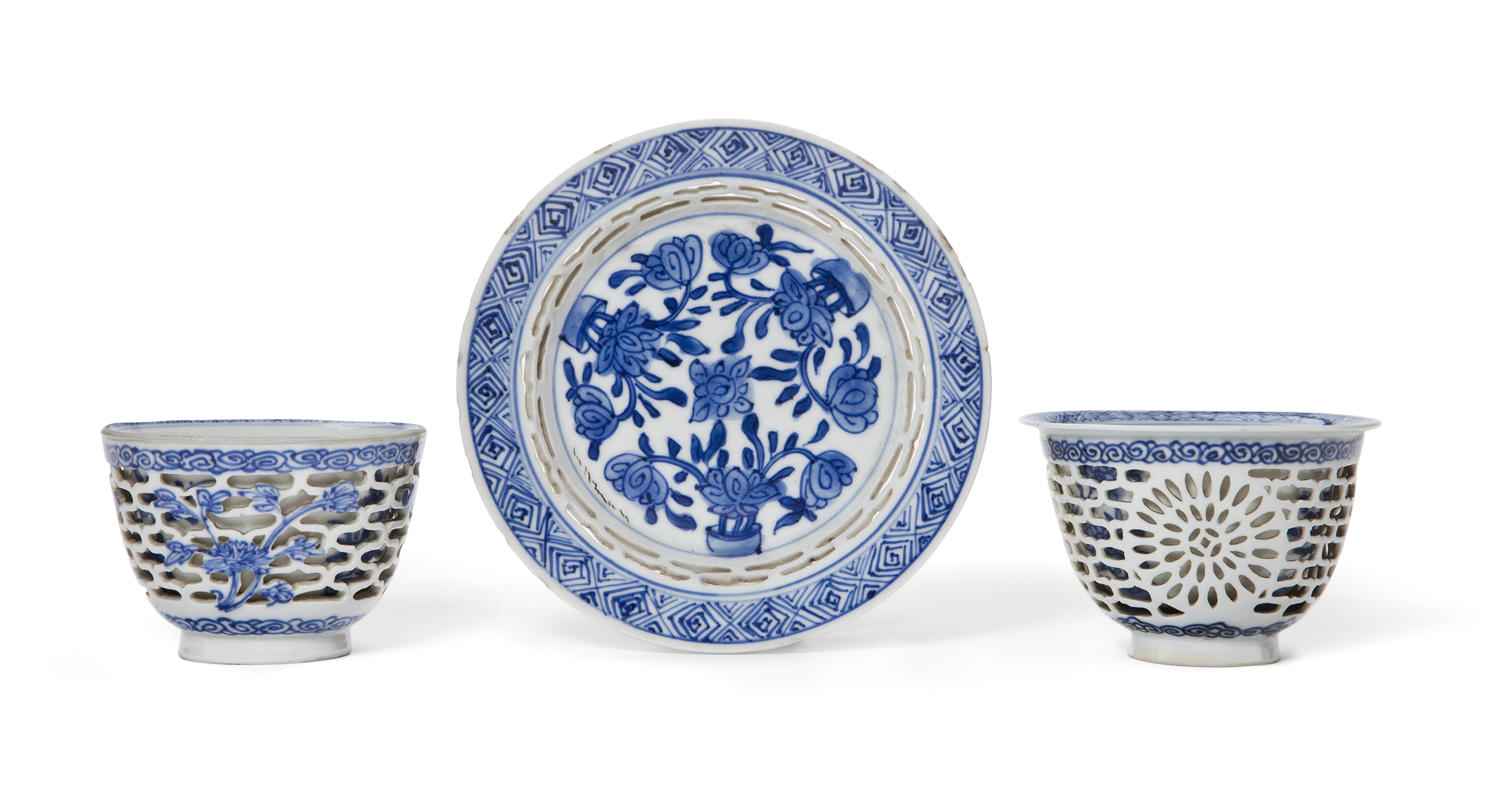 清康熙青花花卉纹盃碟三套, KANGXI PERIOD (1662-1722) | Christie's