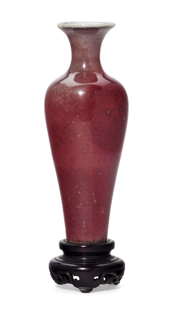 A PEACHBLOOM-GLAZED AMPHORA, LATE QING DYNASTY, LATE 19TH  display picture 1