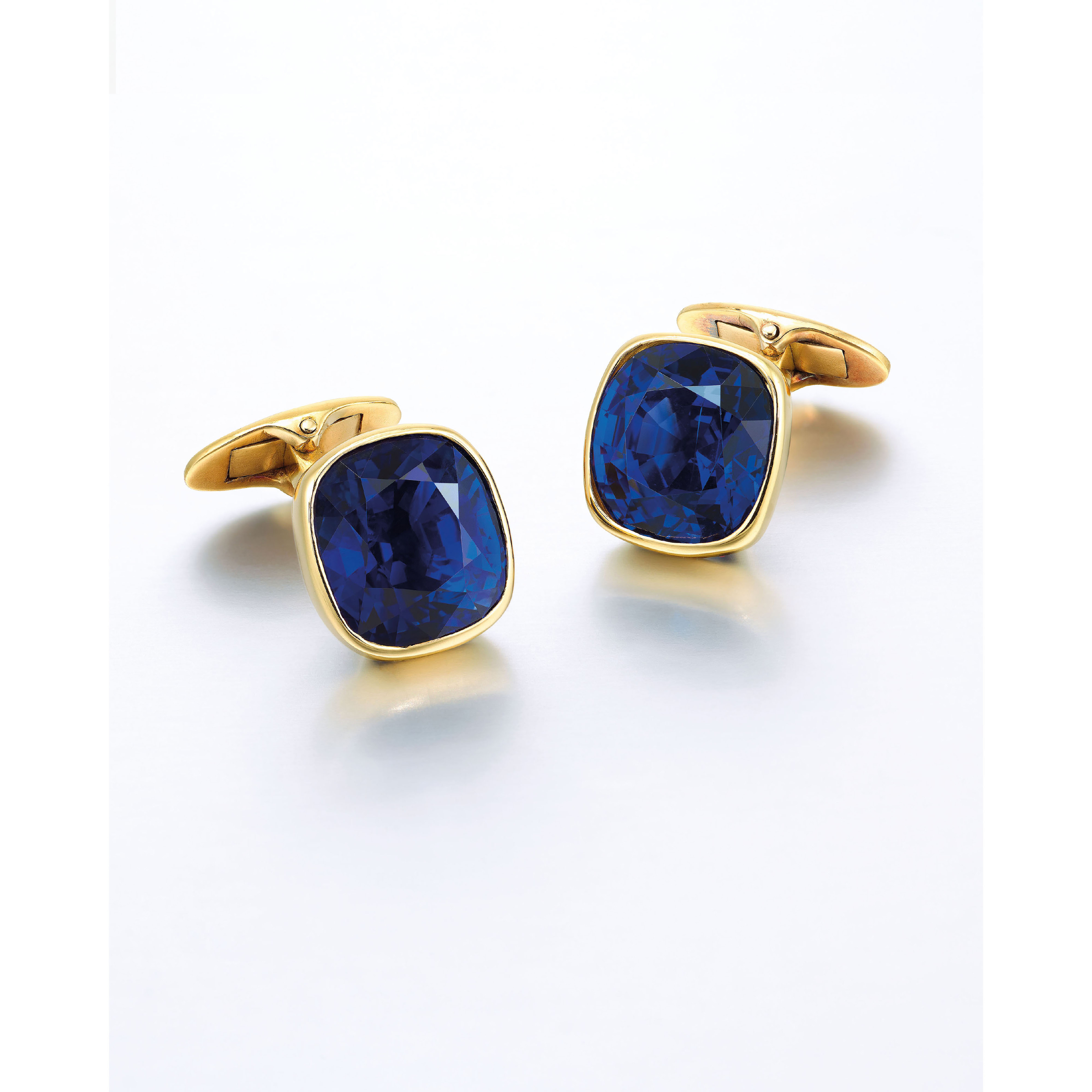 A SUPERB PAIR OF SAPPHIRE CUFFLINKS