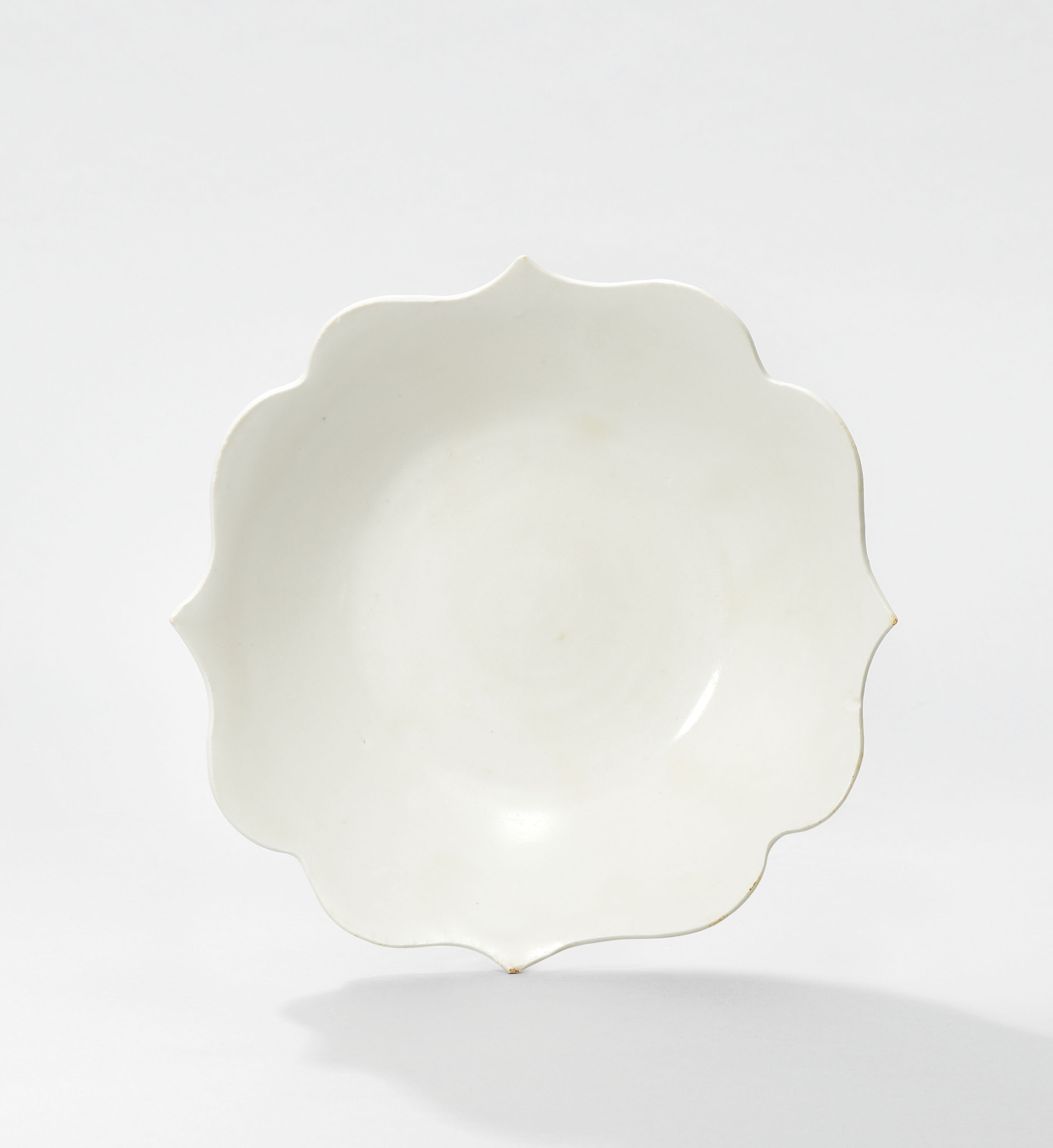 A WHITE-GLAZED BARBED-RIM DISH A WHITE-GLAZED BARBED-RIM DISH