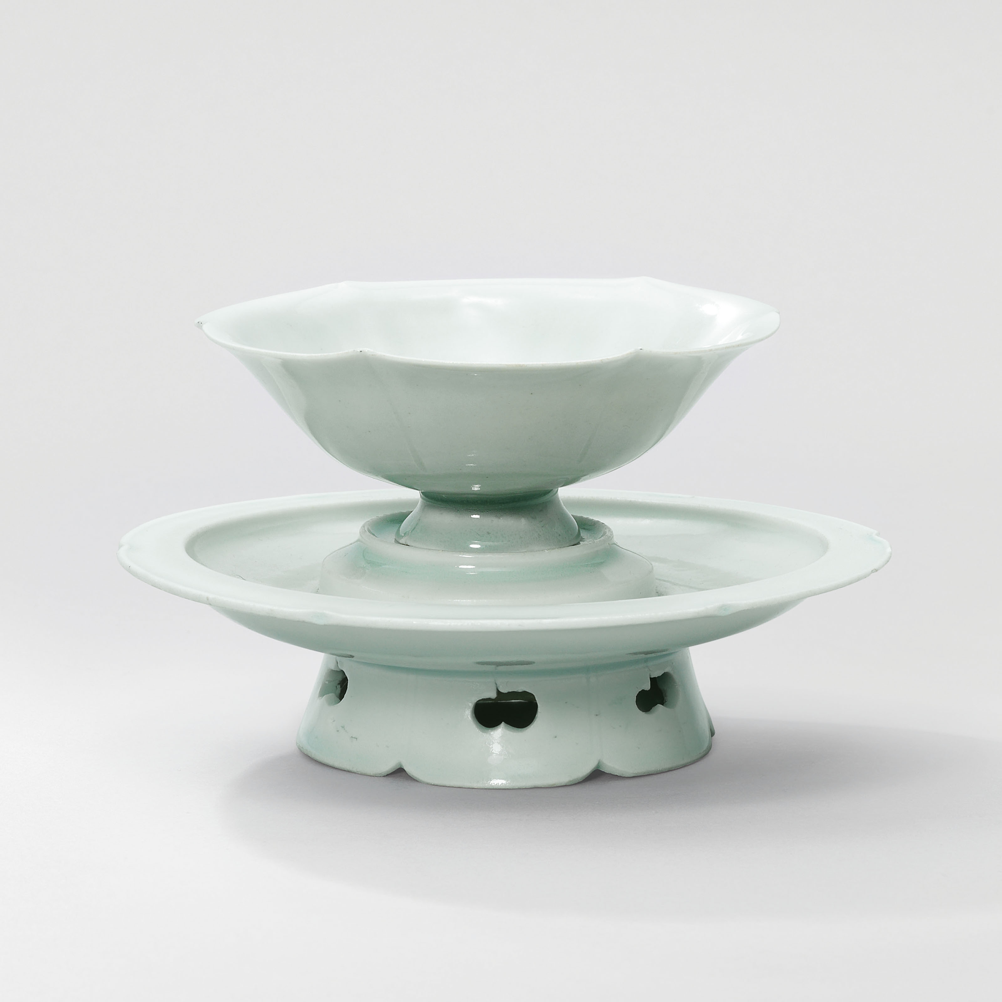 元龍泉窯「飛青瓷」褐斑蒜頭瓶一對, YUAN DYNASTY (1279-1368