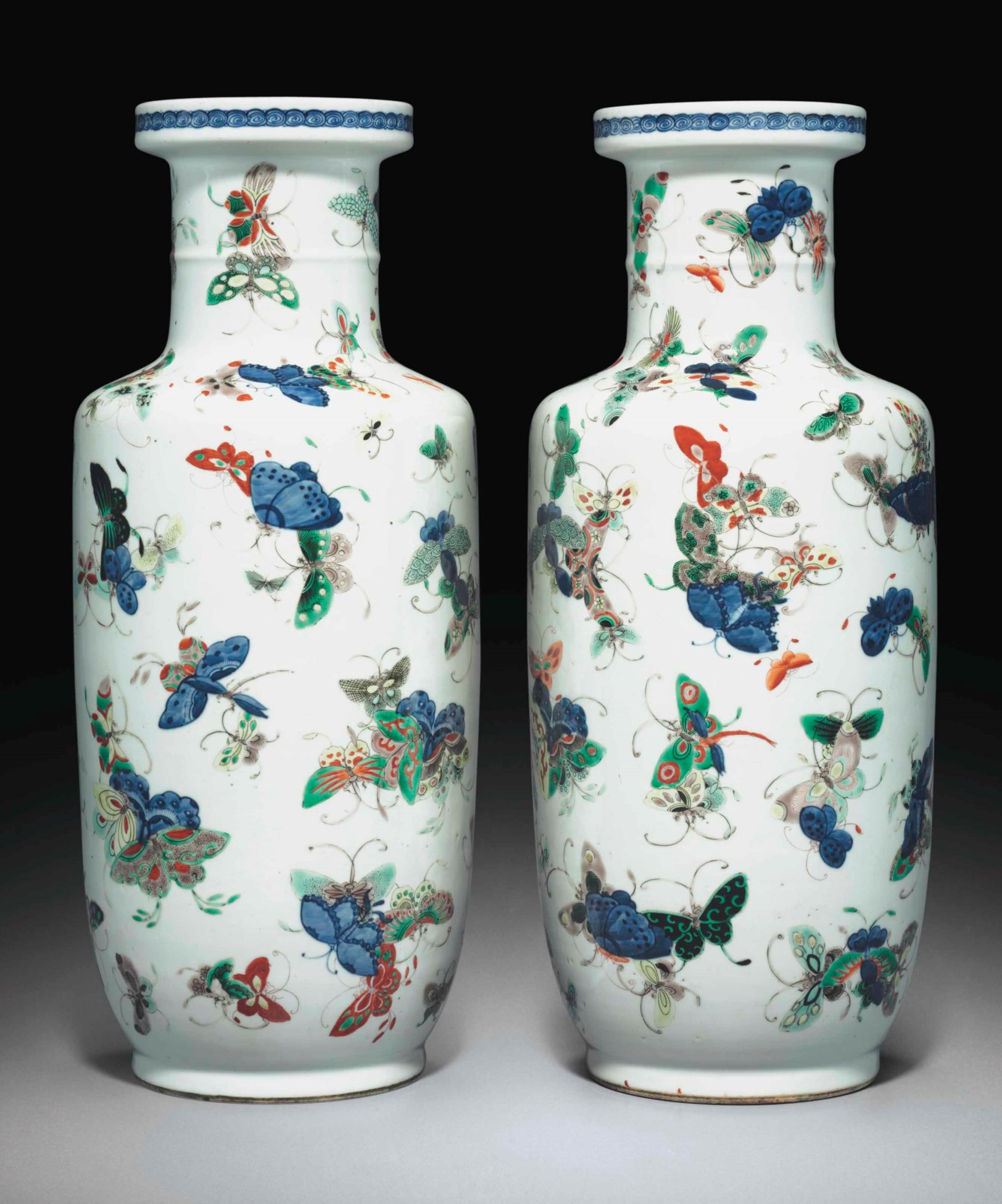 A RARE PAIR OF FAMILLE VERTE ROULEAU VASES, KANGXI PERIOD (16621722