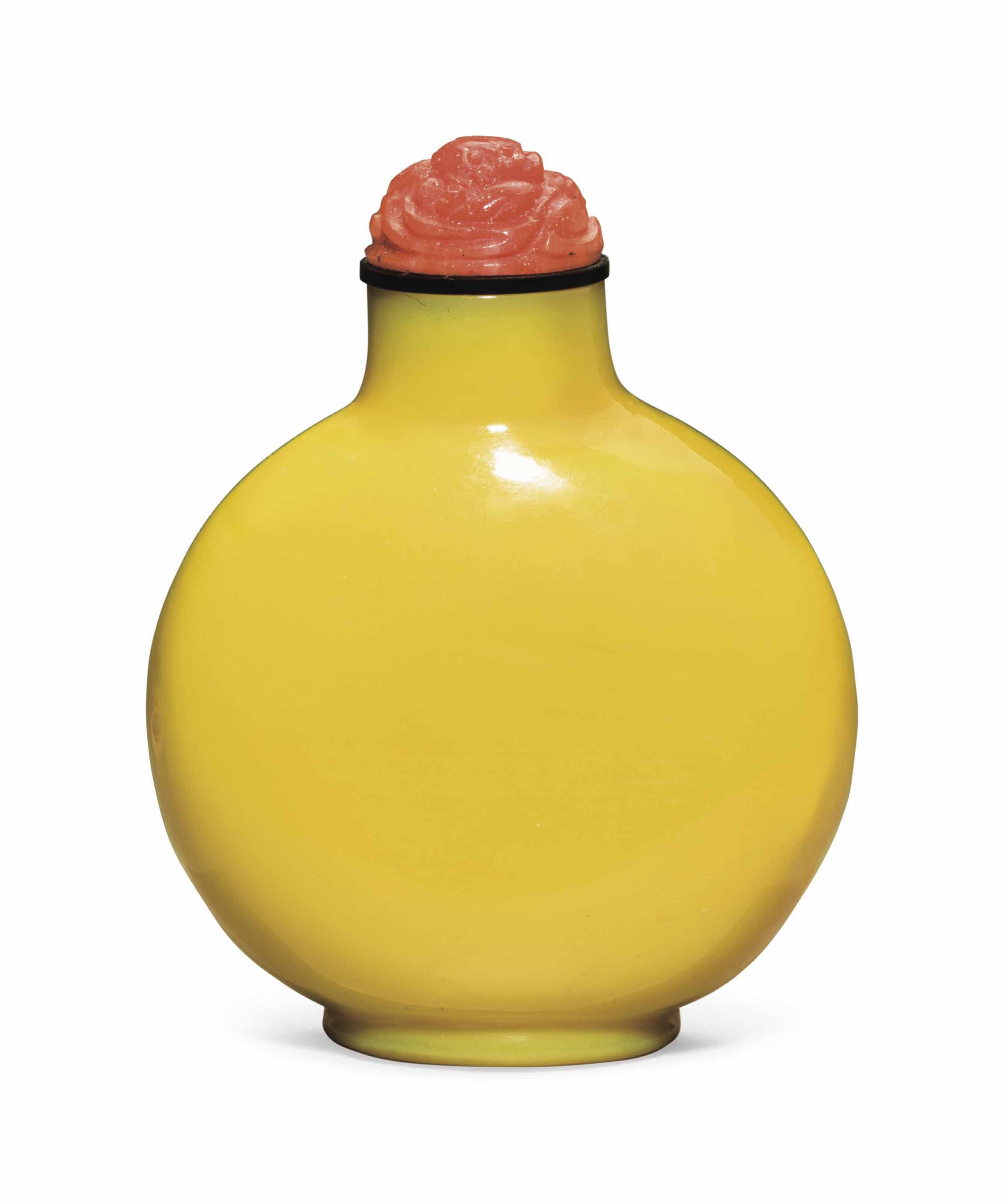 A YELLOW GLASS SNUFF BOTTLE