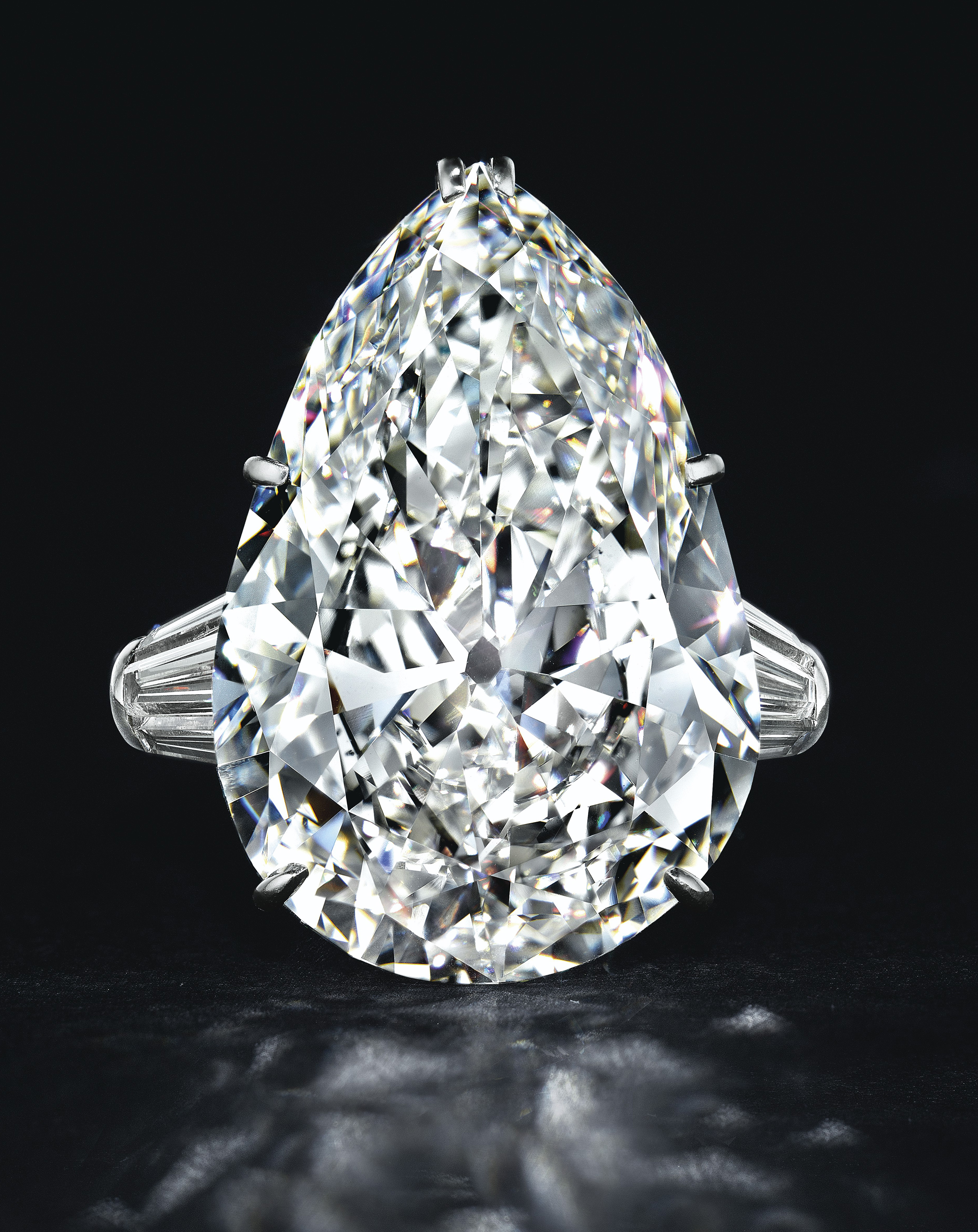 A DIAMOND CLUSTER NECKLACE, BY HARRY 