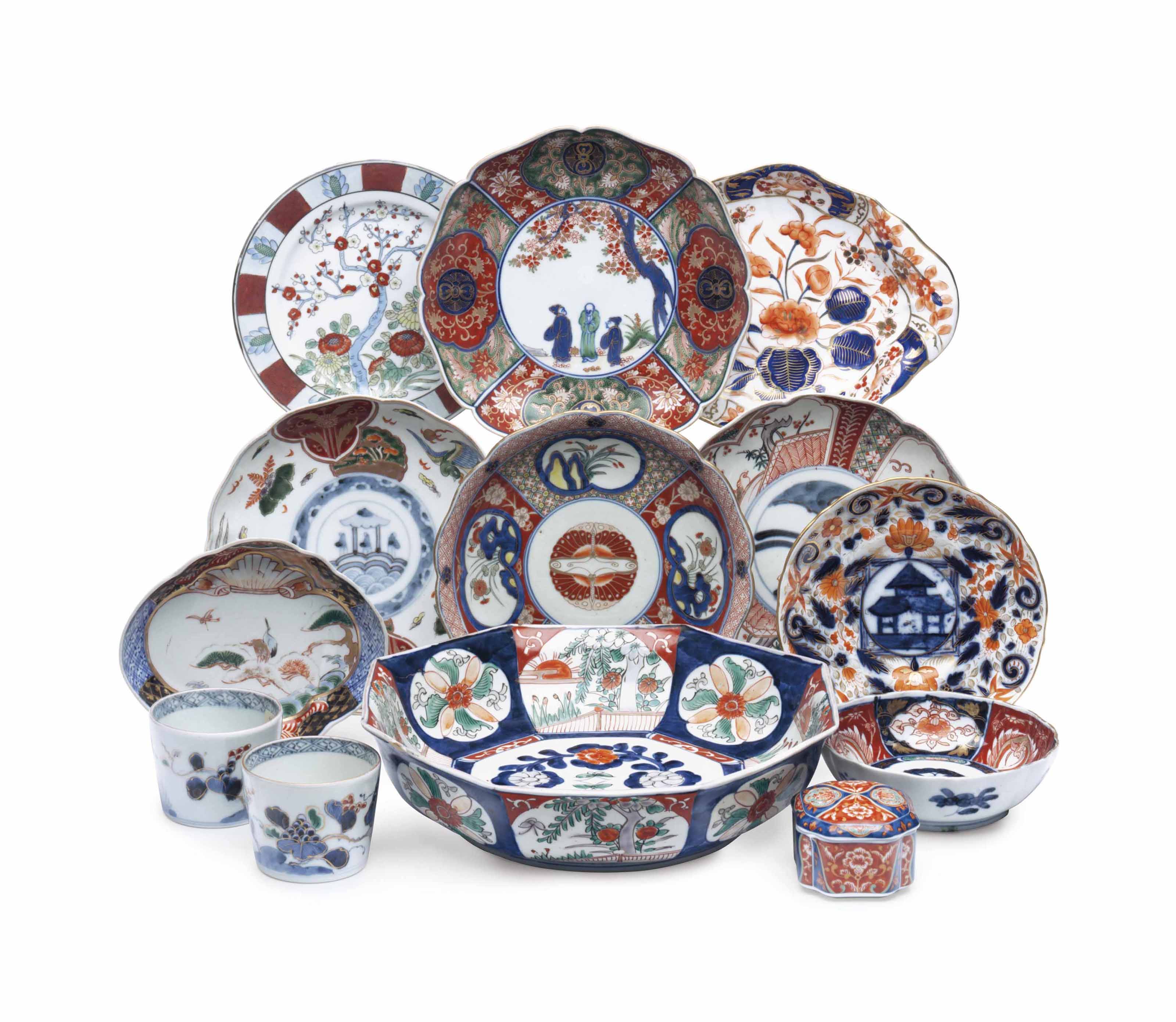 A GROUP OF JAPANESE IMARI AND IMARI STYLE PORCELAIN WARES