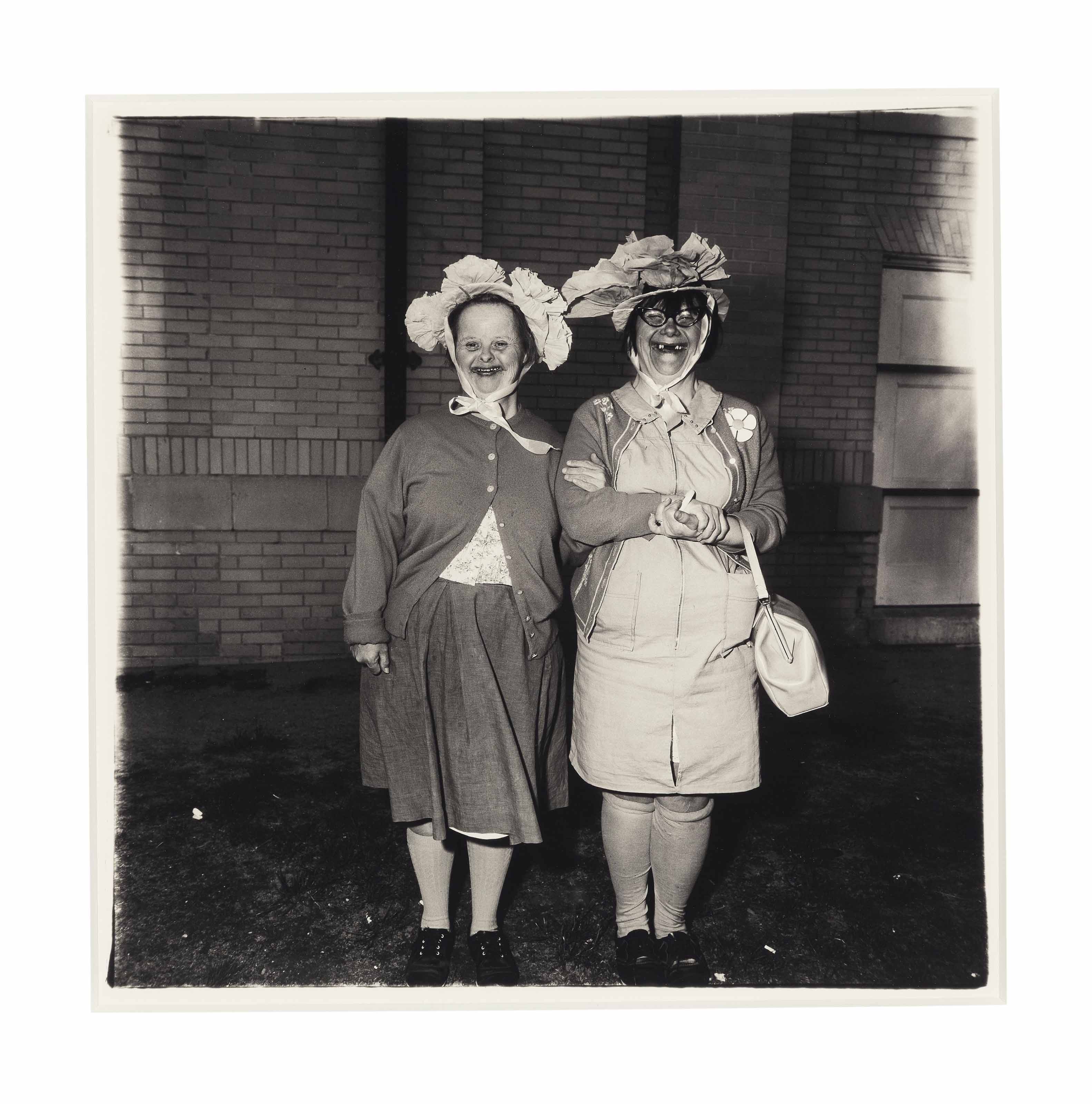 замуж поздно стою у ресторана. выхожу из ресторана замуж поздно. замуж поздно стою у ресторана. стоим у ресторана замуж поздно. Z cnj.