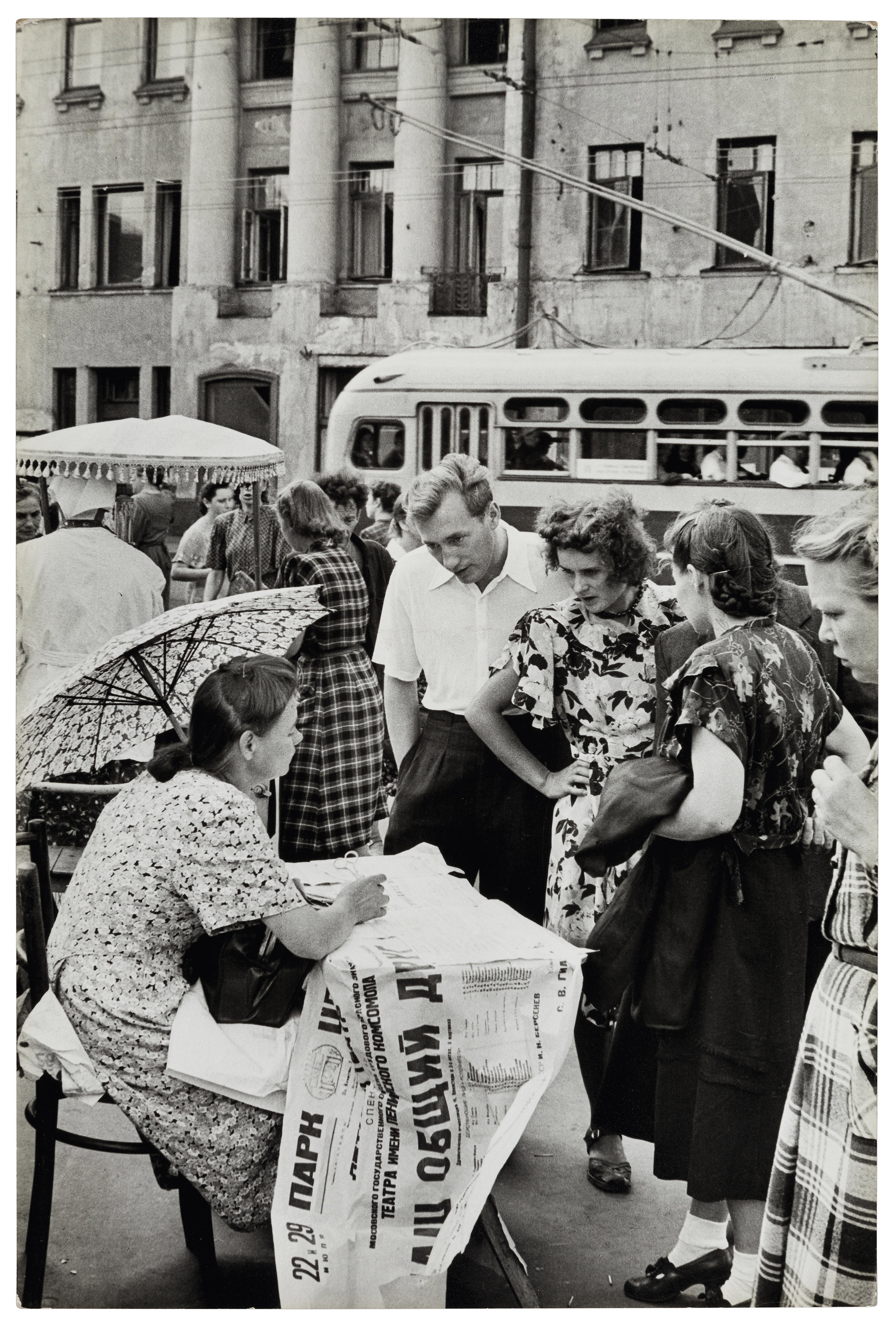 HENRI CARTIER BRESSON 1908 2004 Selling Theater Tickets Moscow