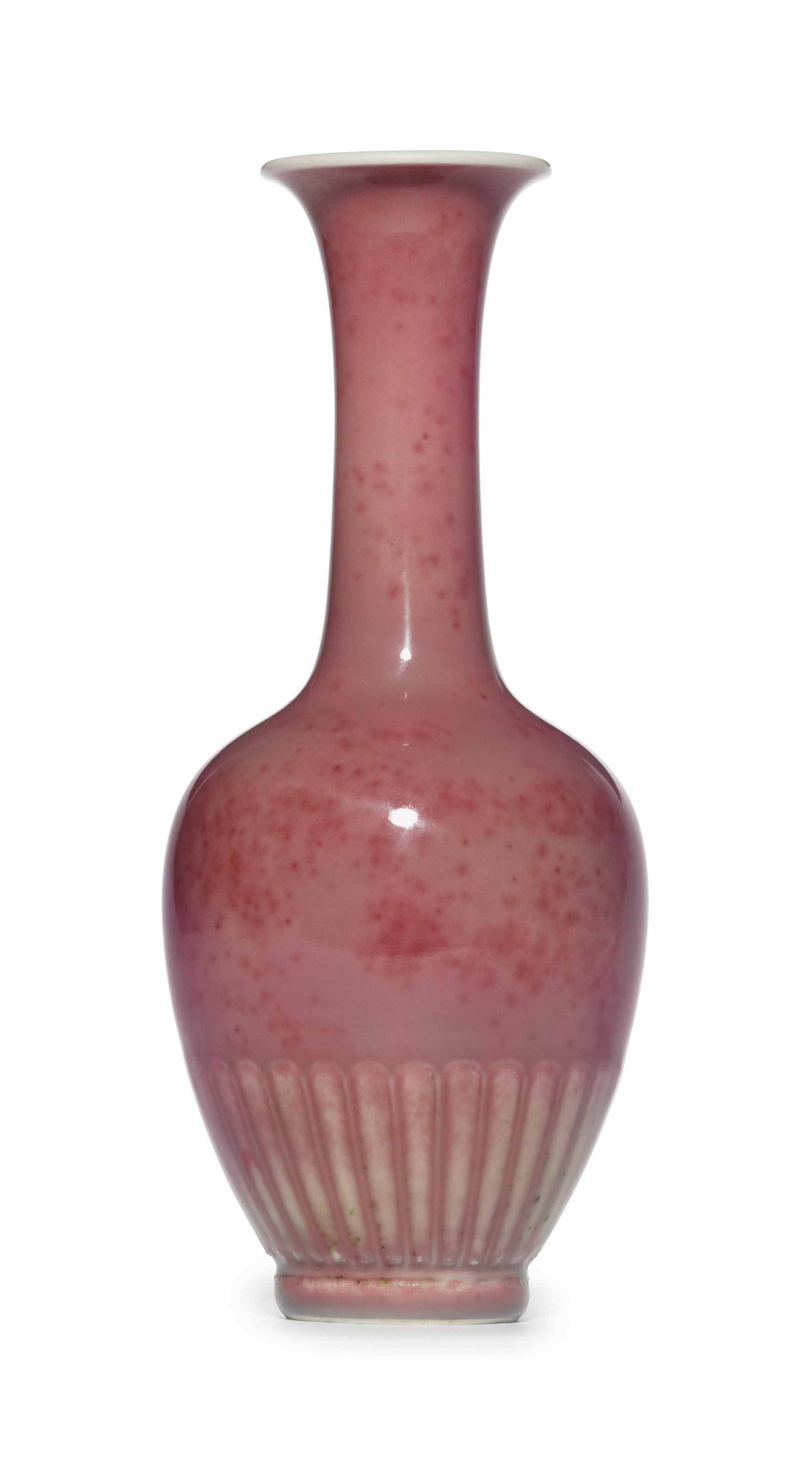 A RARE PEACHBLOOM-GLAZED 'CHRYSANTHEMUM' VASE, JUBAN PING, KANGXI