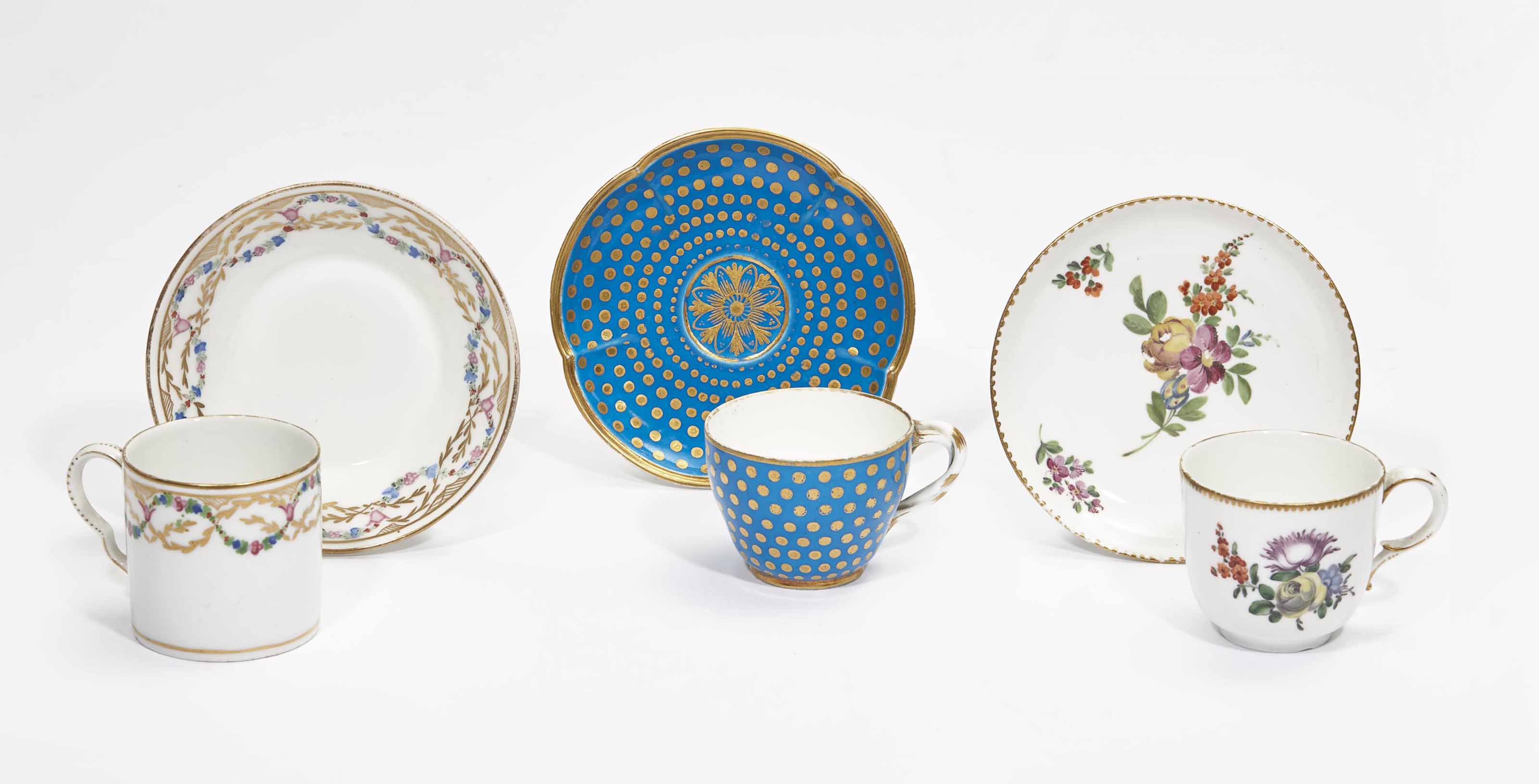 Réunion de 13 tasses et sous-tasses en porcelaine dépareillé