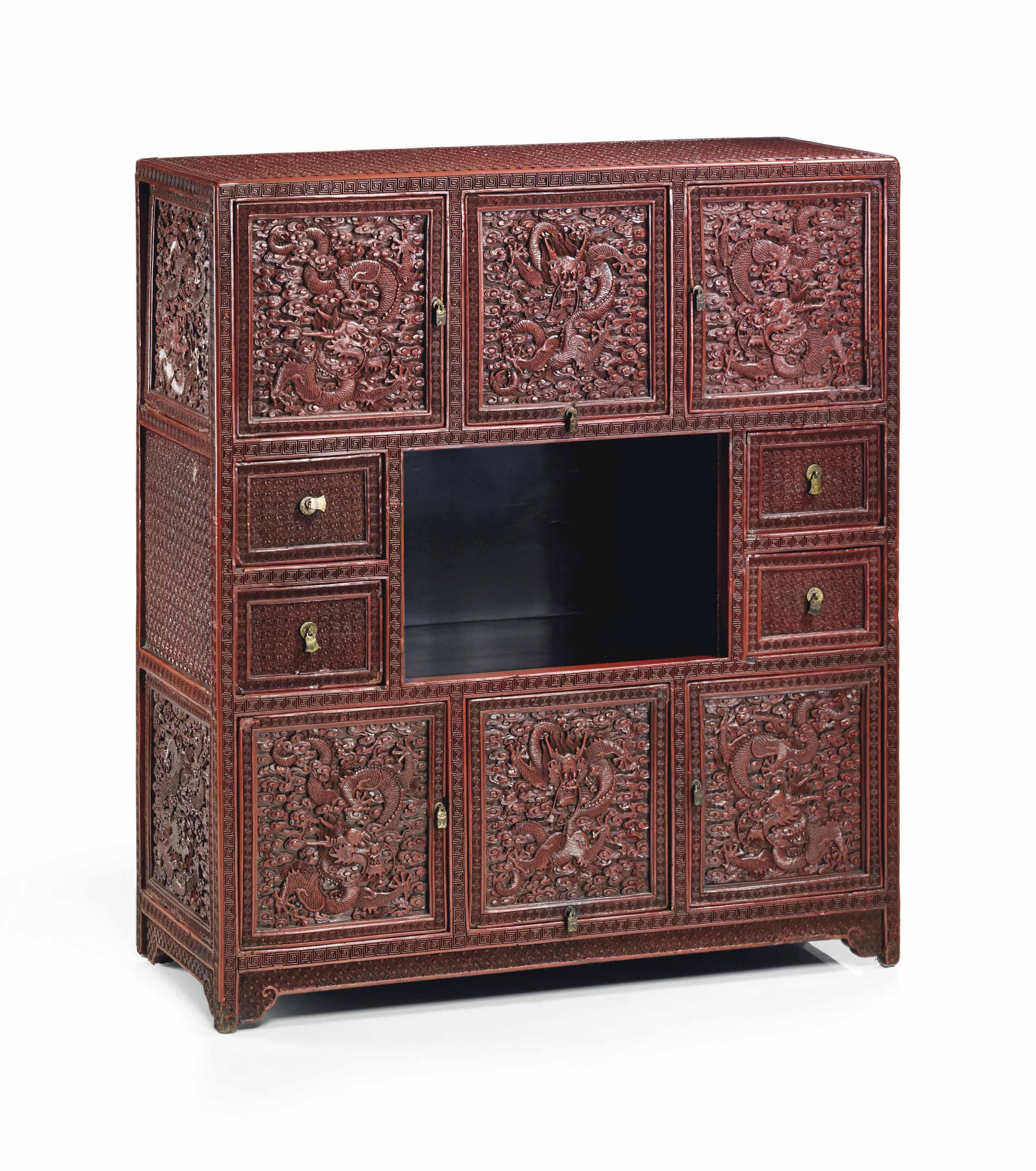 CABINET EN LAQUE ROUGE SCULPTEE