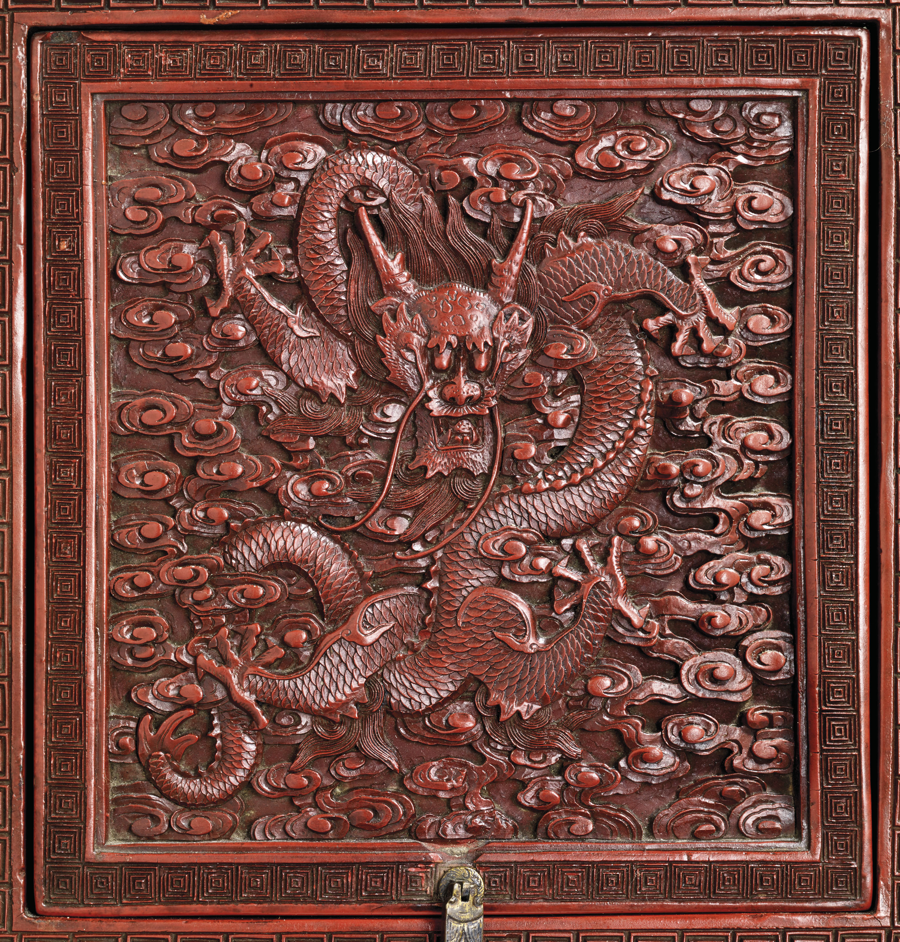 CABINET EN LAQUE ROUGE SCULPTEE CHINE DYNASTIE QING XVIIIEME SIECLE 
