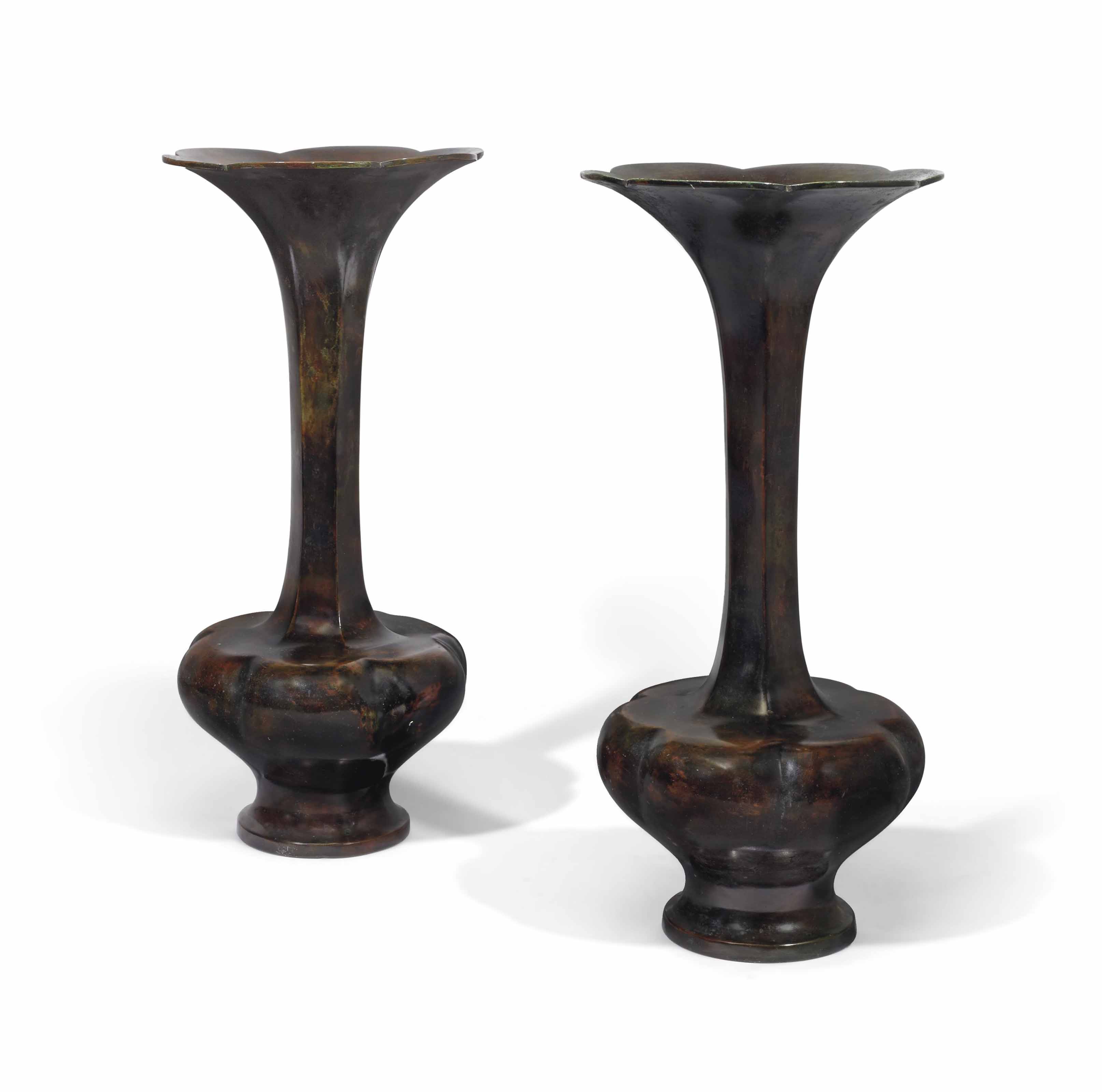 PAIRE DE GRANDS VASES EN BRONZE