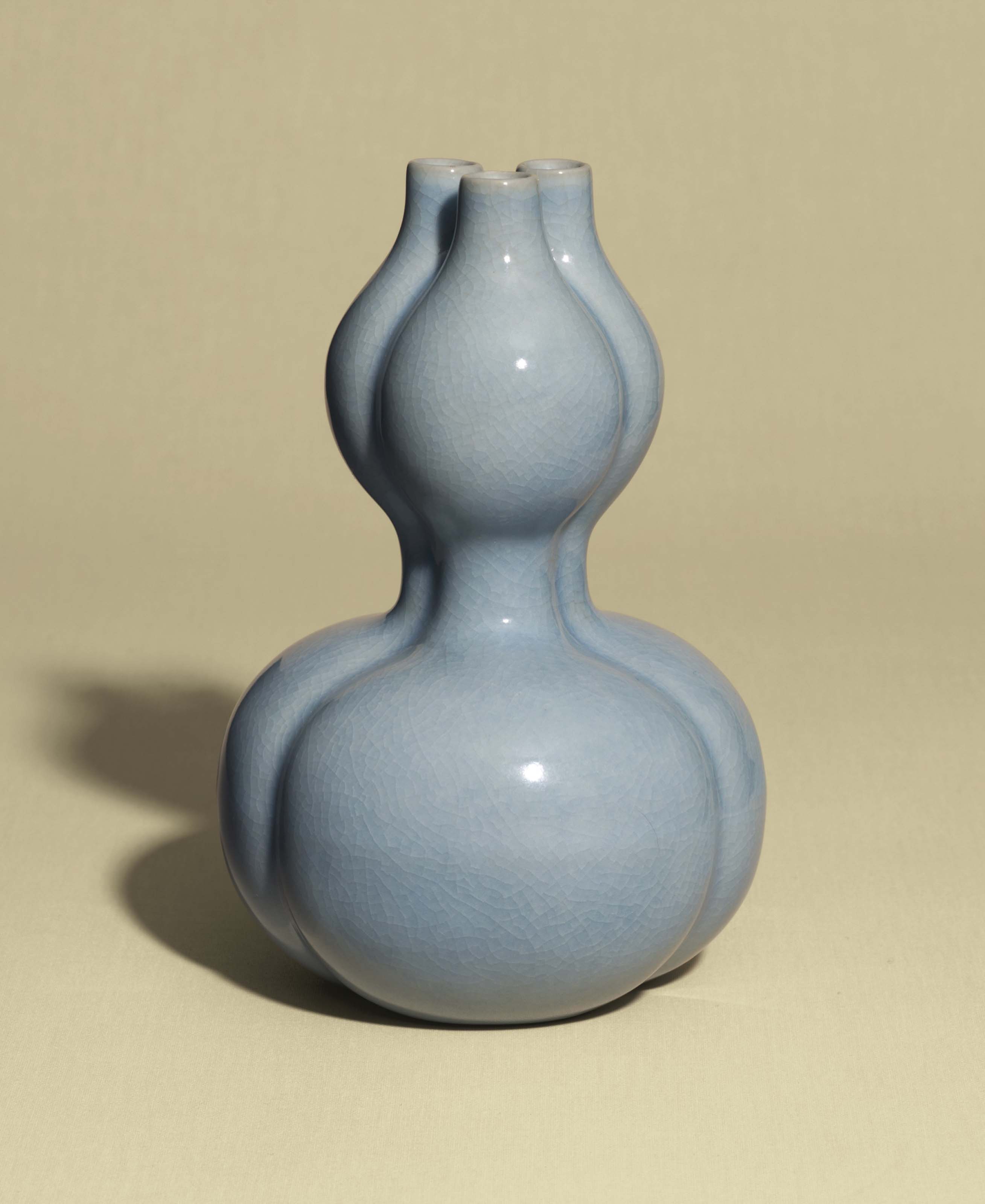 A MING-STYLE BLUE AND WHITE PEAR-SHAPED VASE, YUHUCHUNPING