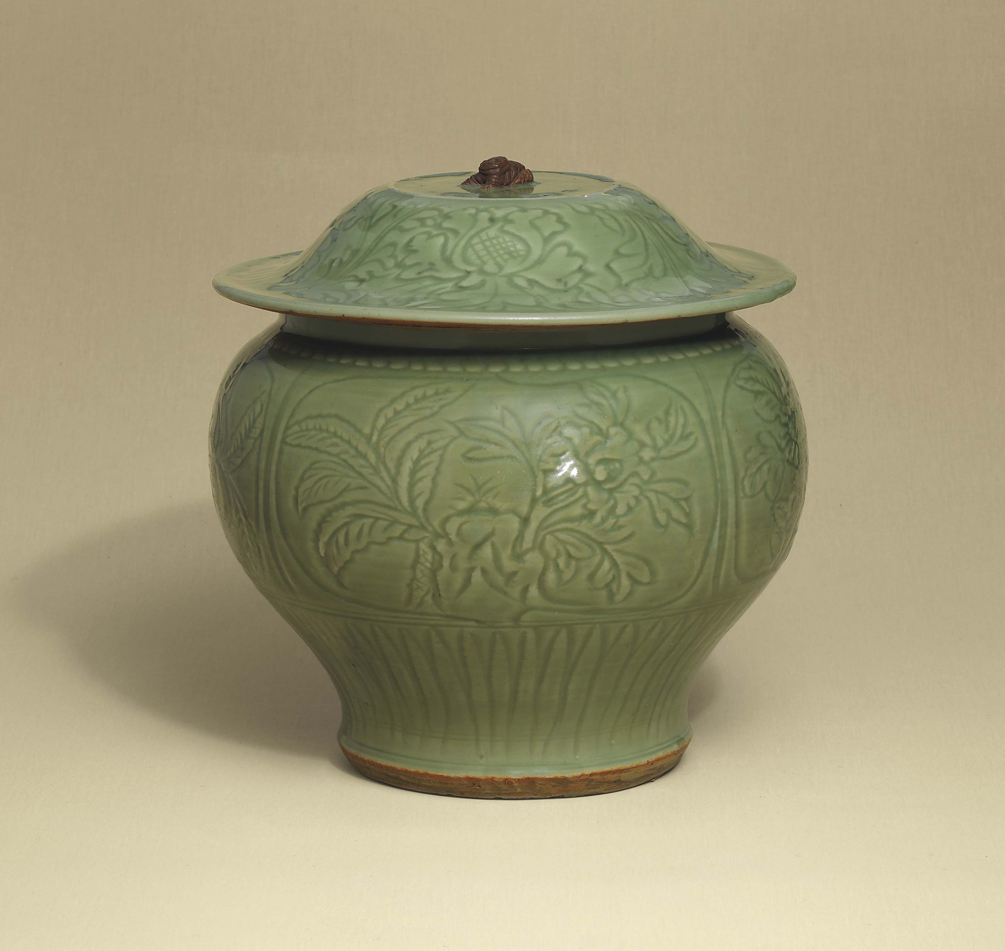 A LARGE LONGQUAN CELADON JAR AND COVER, GUAN , 16TH17TH