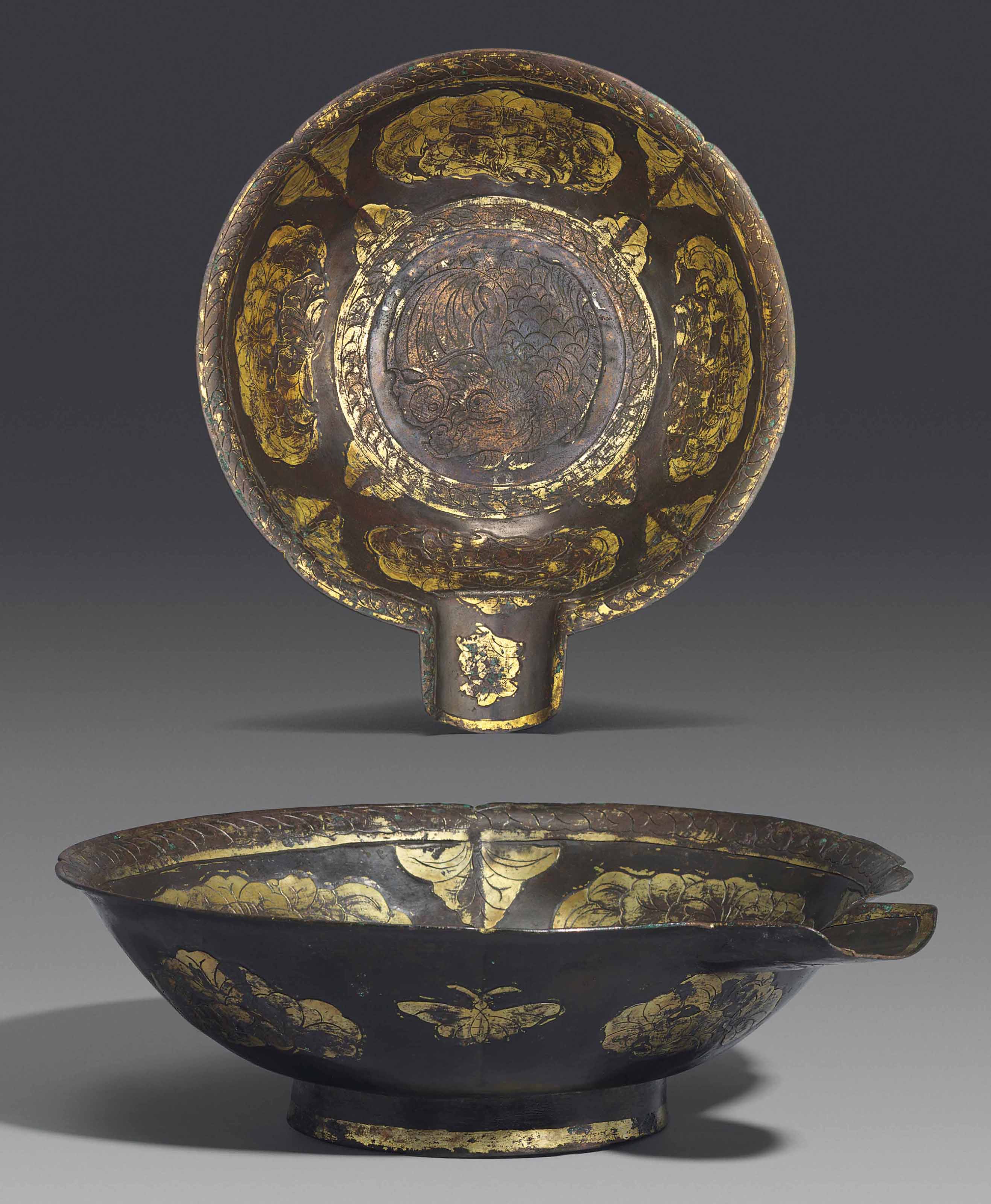 A FINE AND RARE PARCEL GILT-COPPER LOBED POURING BOWL, YI , TANG