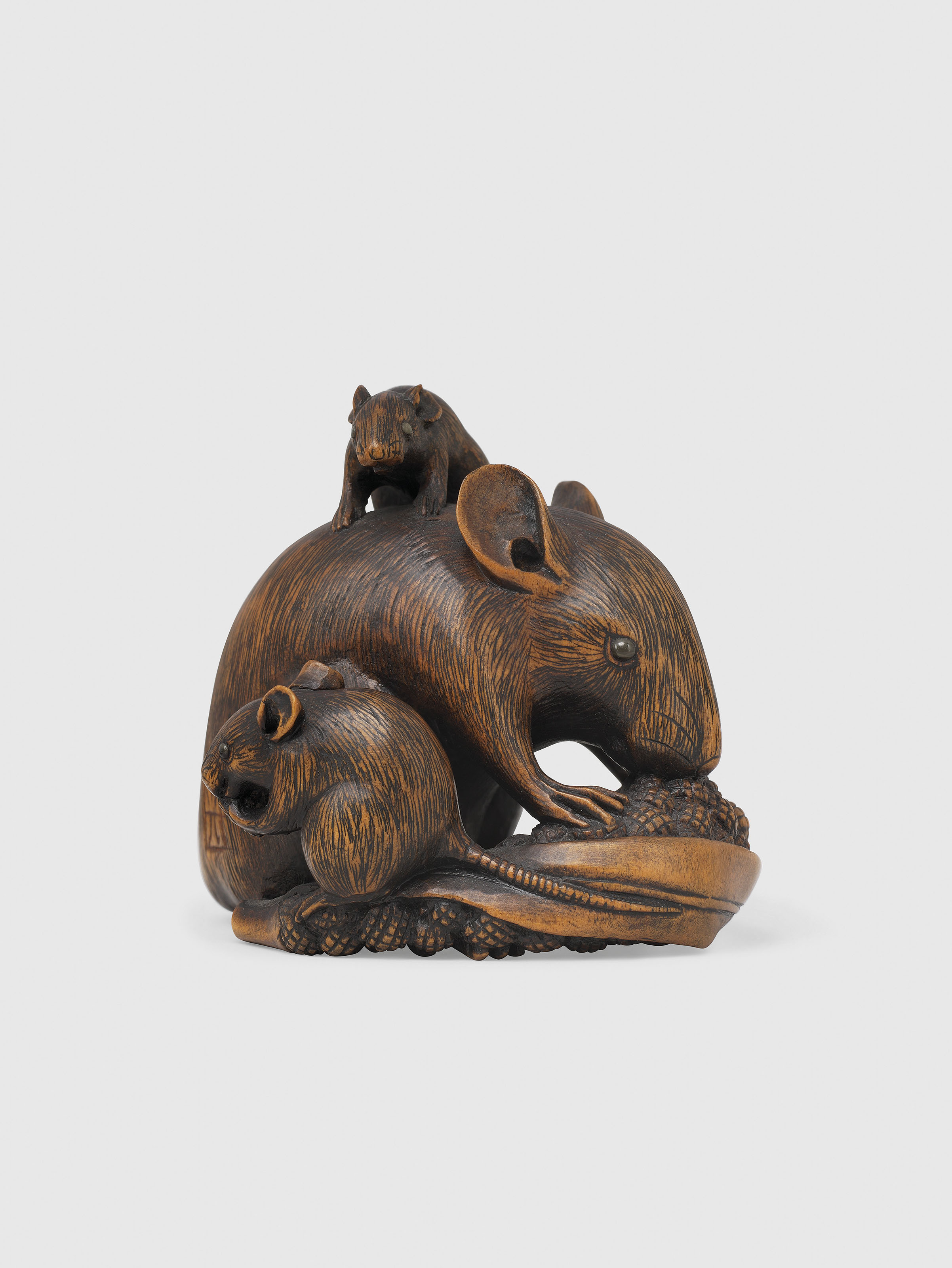 A WOOD NETSUKE OF A RAT WITH TWO YOUNG, SIGNED IKKO, EDO PERIOD