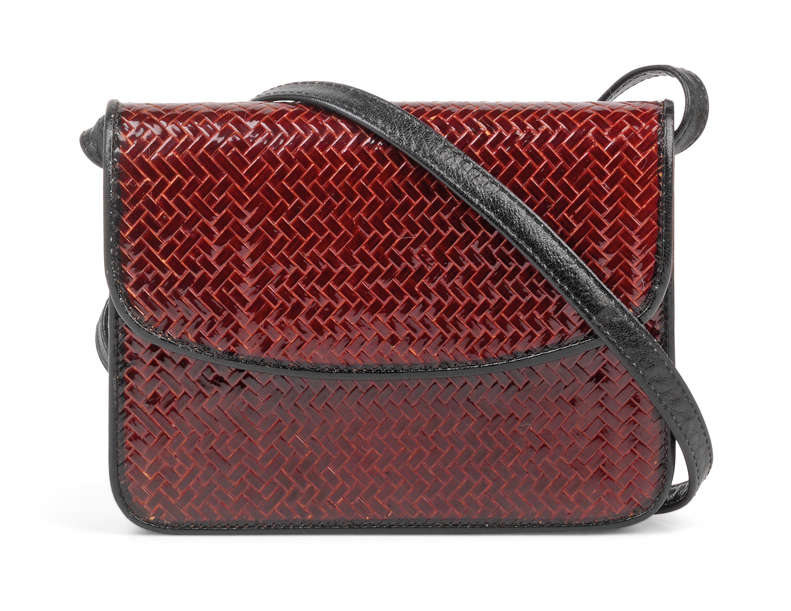 A BROWN GLAZED WOVEN STRAW SHOULDER BAG, UNLABELLED, CIRCA 1980