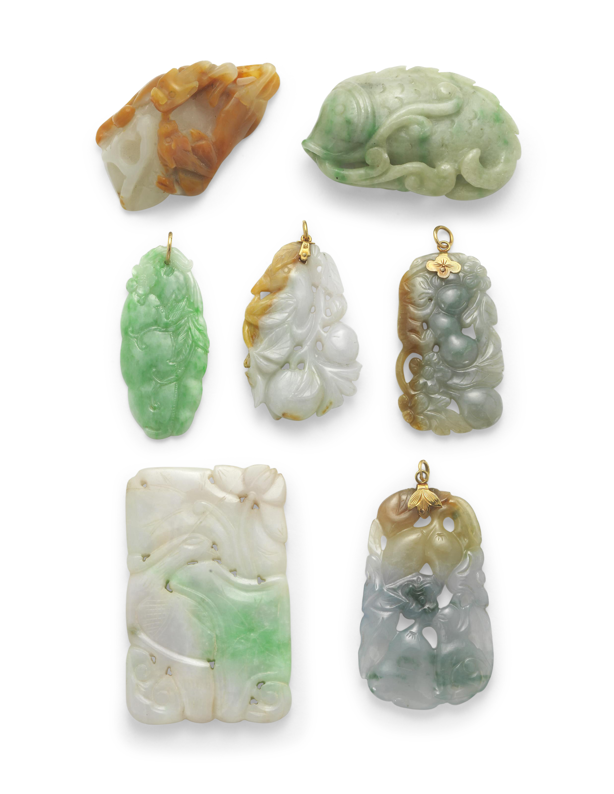 A GROUP OF SEVEN SMALL JADE, JADEITE AND AGATE CARVINGS, EARLY 20TH