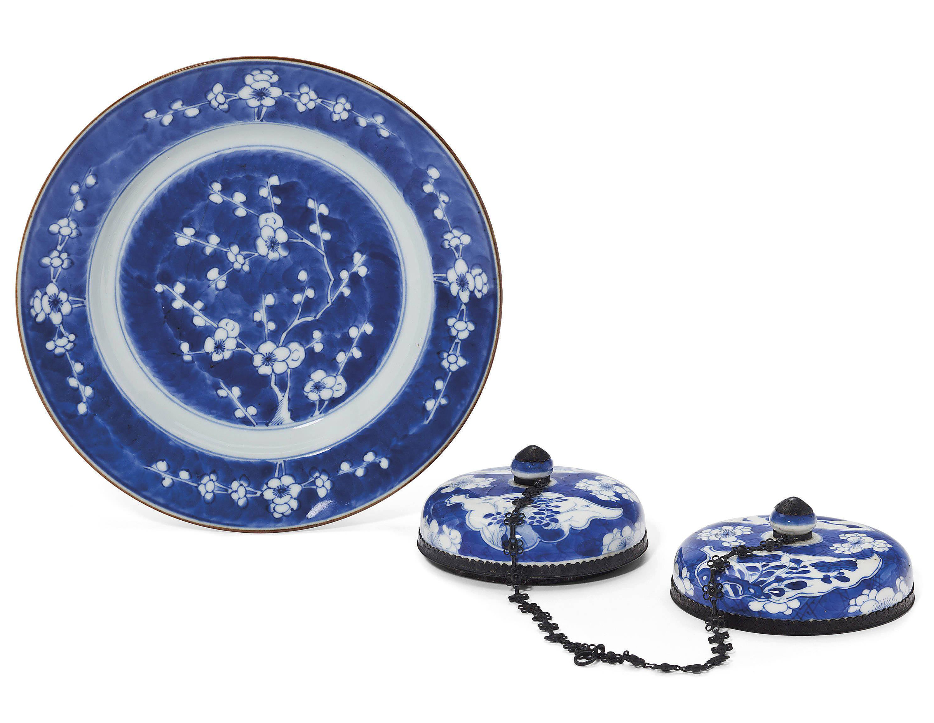 かわいい新作 清十八世紀藍釉梅花紋盤一件及青花蓋兩件, 18TH CENTURY 染付