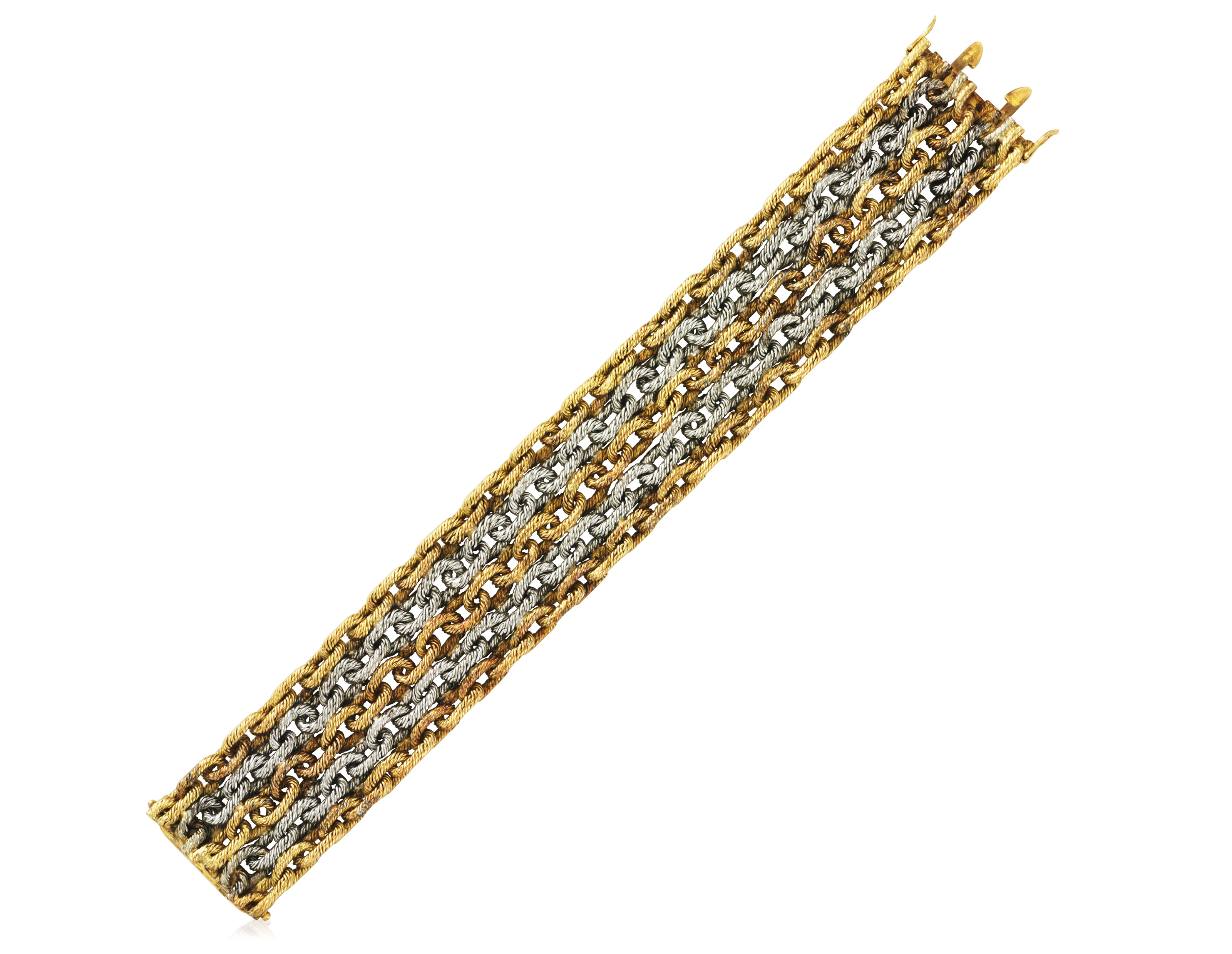 A rope link bracelet