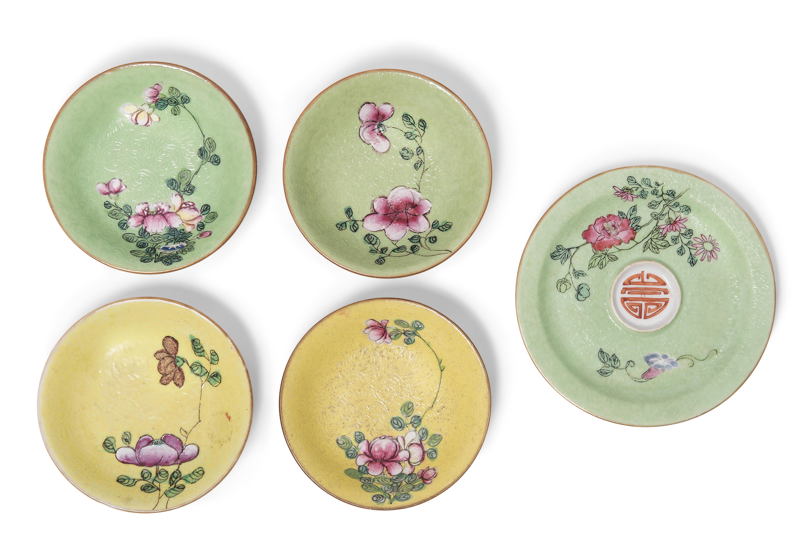 清乾隆粉彩轧道锦地花卉纹小盘一组五件, QIANLONG PERIOD (1736