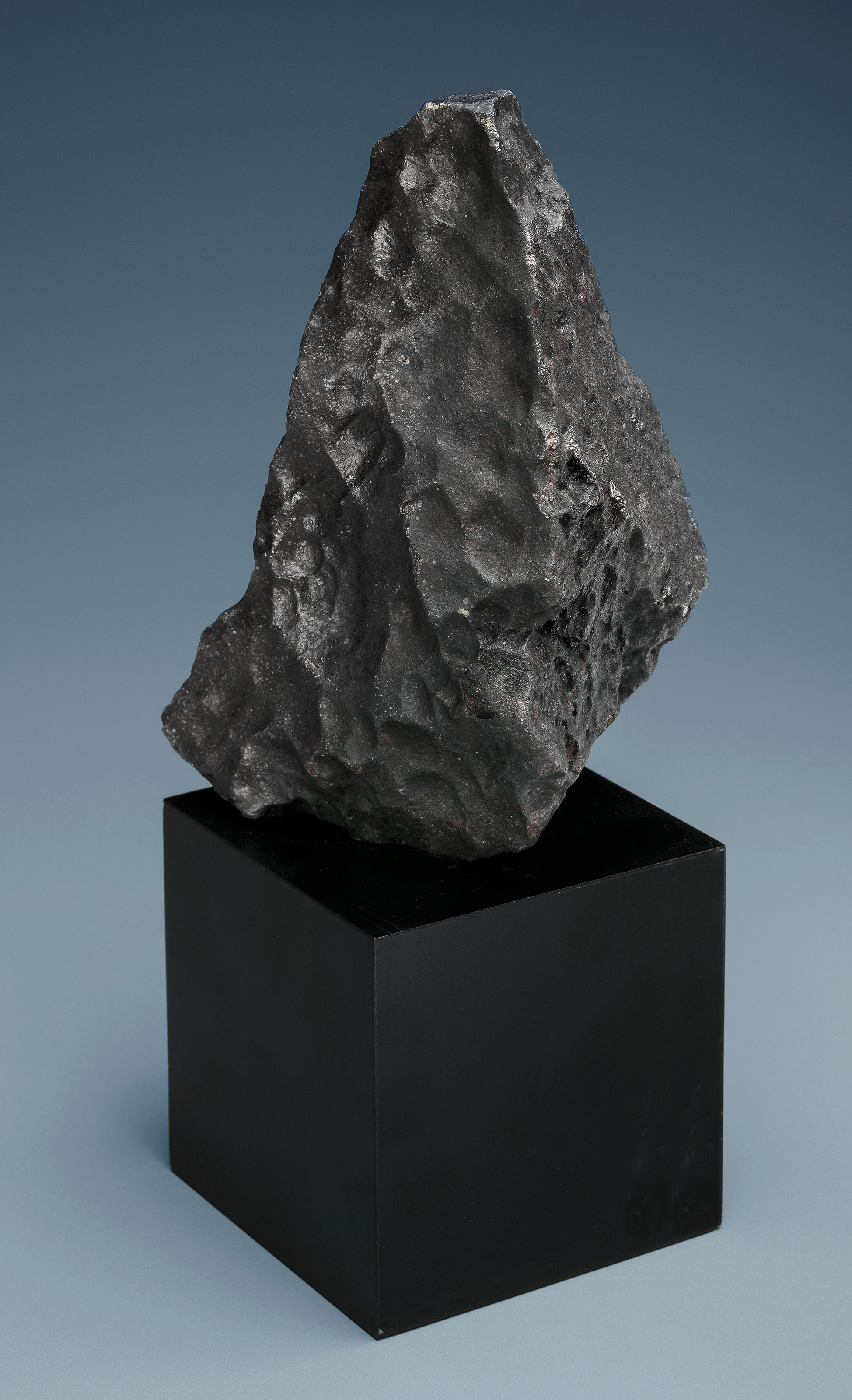 A STONE METEORITE, CLASSIFICATION UNKNOWN THE SAHARA DESERT