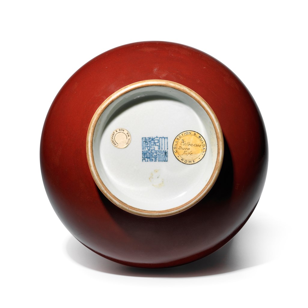 A COPPERRED GLAZED VASE, YUHUCHUNPING, QIANLONG SIXCHARACTER SEAL