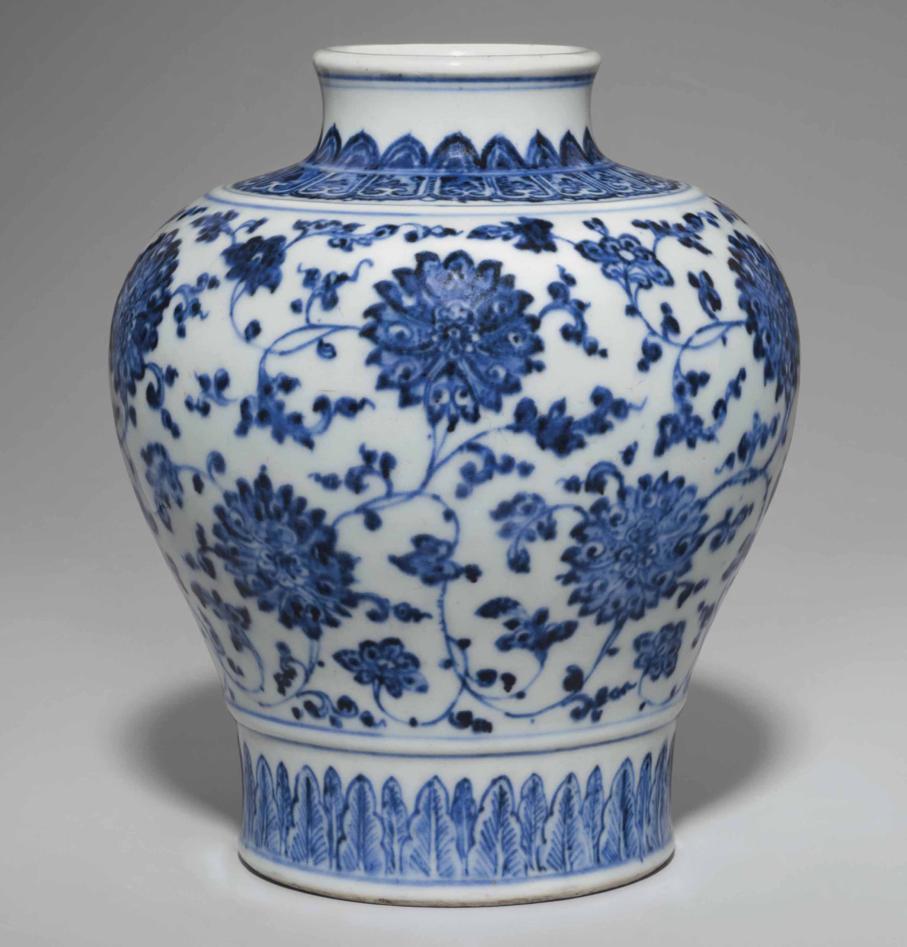 A SMALL MINGSTYLE BLUE AND WHITE VASE, MEIPING