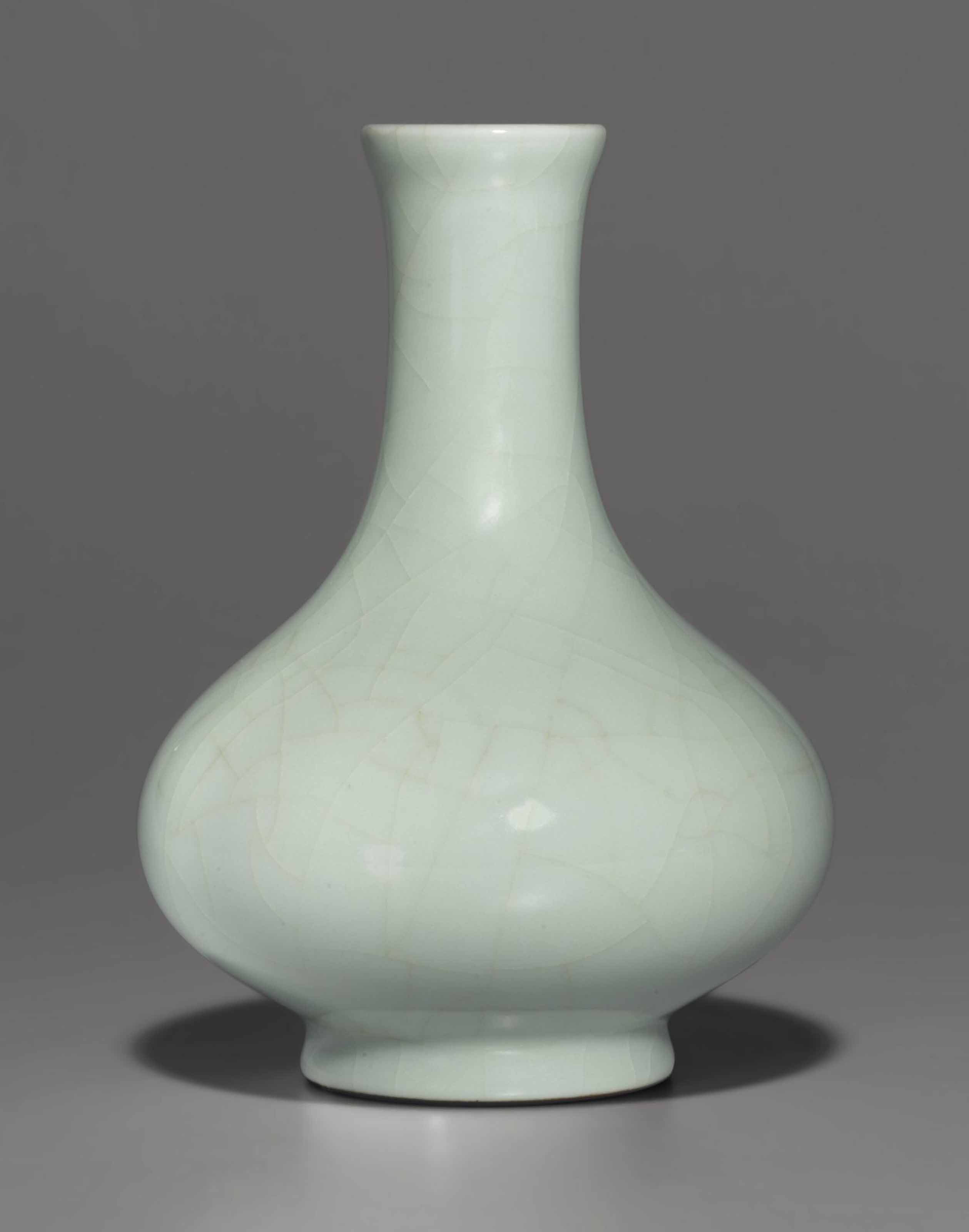 A GUANTYPE BOTTLE VASE , QIANLONG SIXCHARACTER SEAL MARK IN