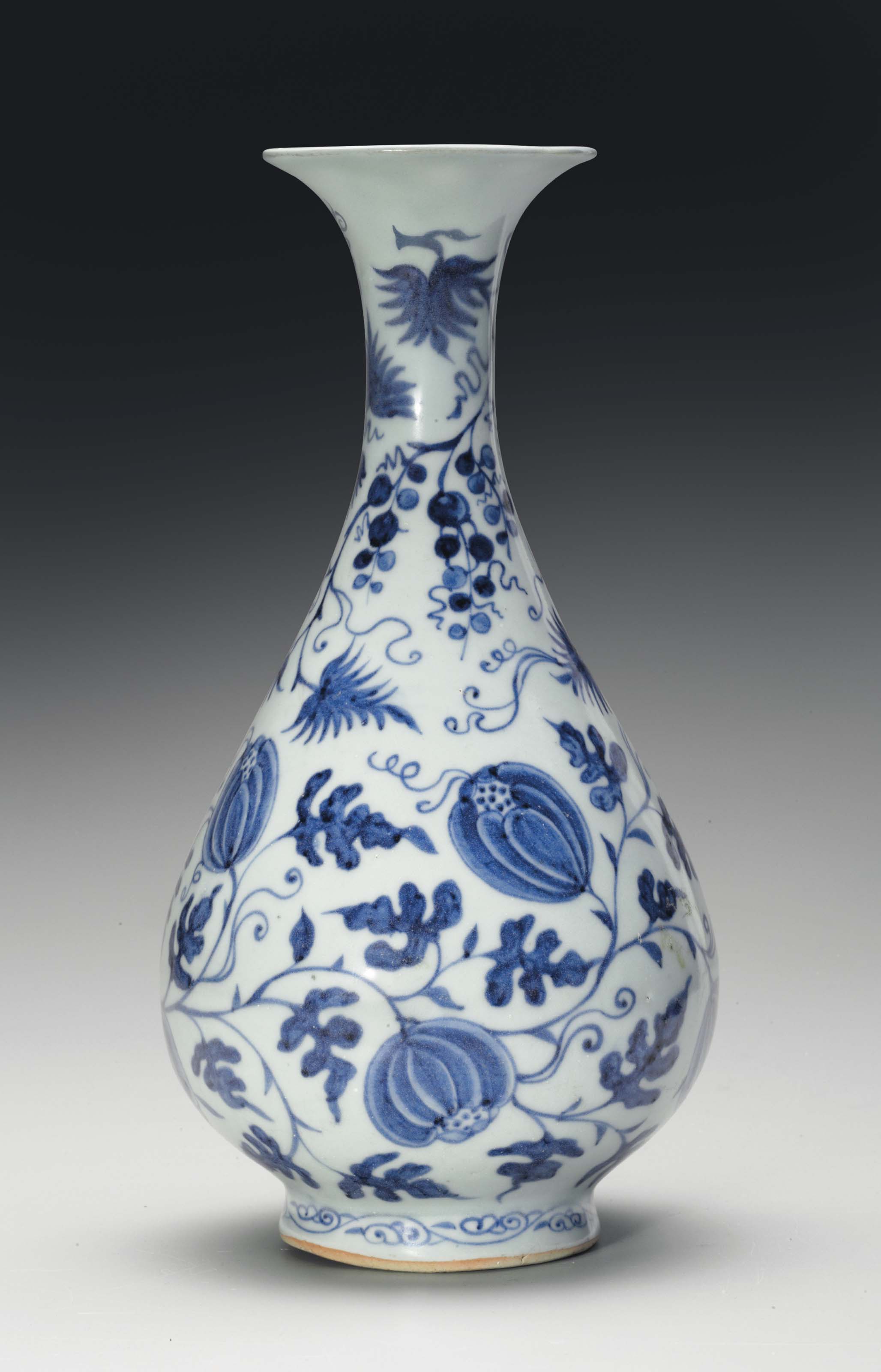 A VERY RARE BLUE AND WHITE PEAR-SHAPED BOTTLE VASE