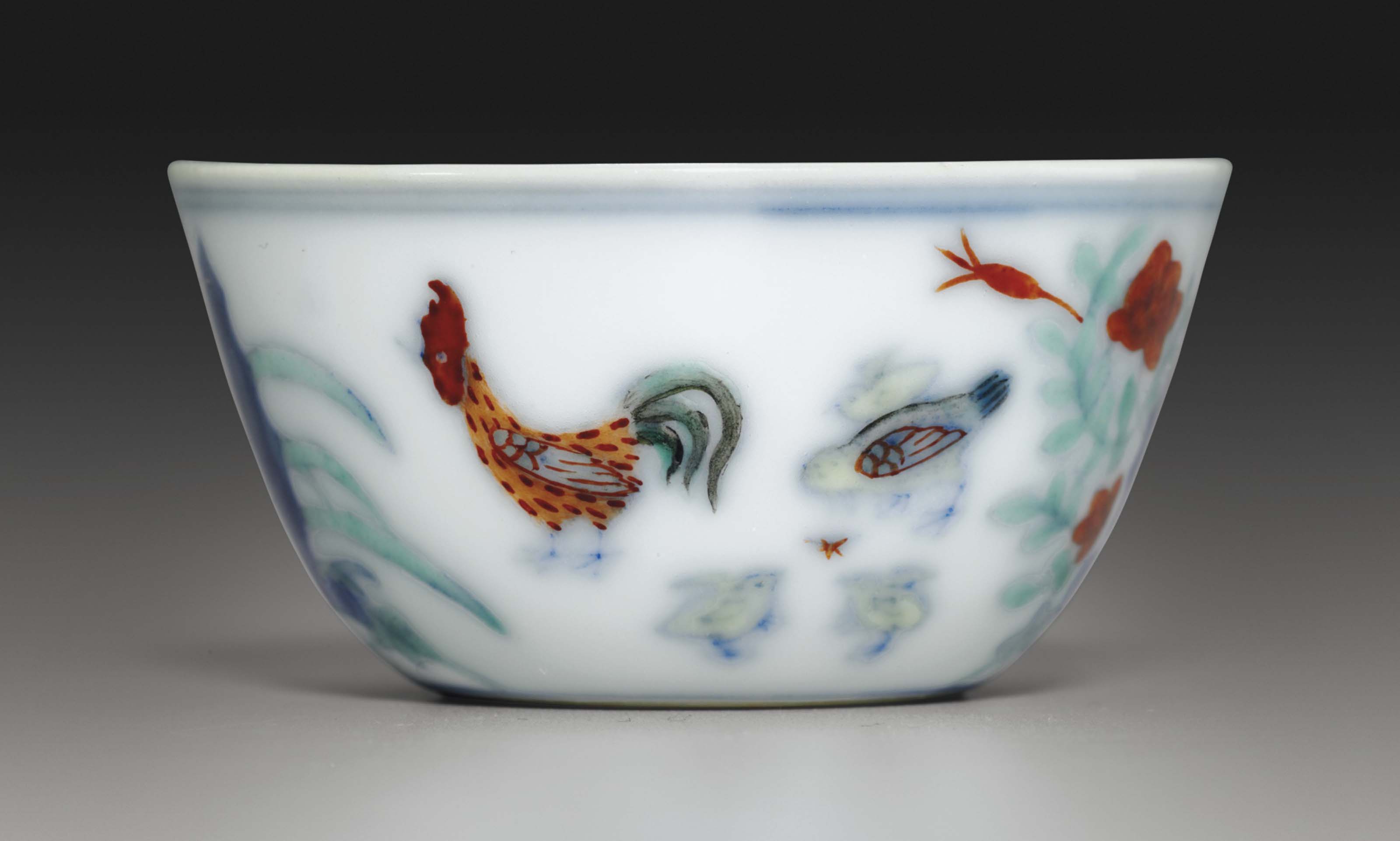 A FINELY PAINTED SMALL DOUCAI 'CHICKEN' CUP , KANGXI PERIOD (1662-1722