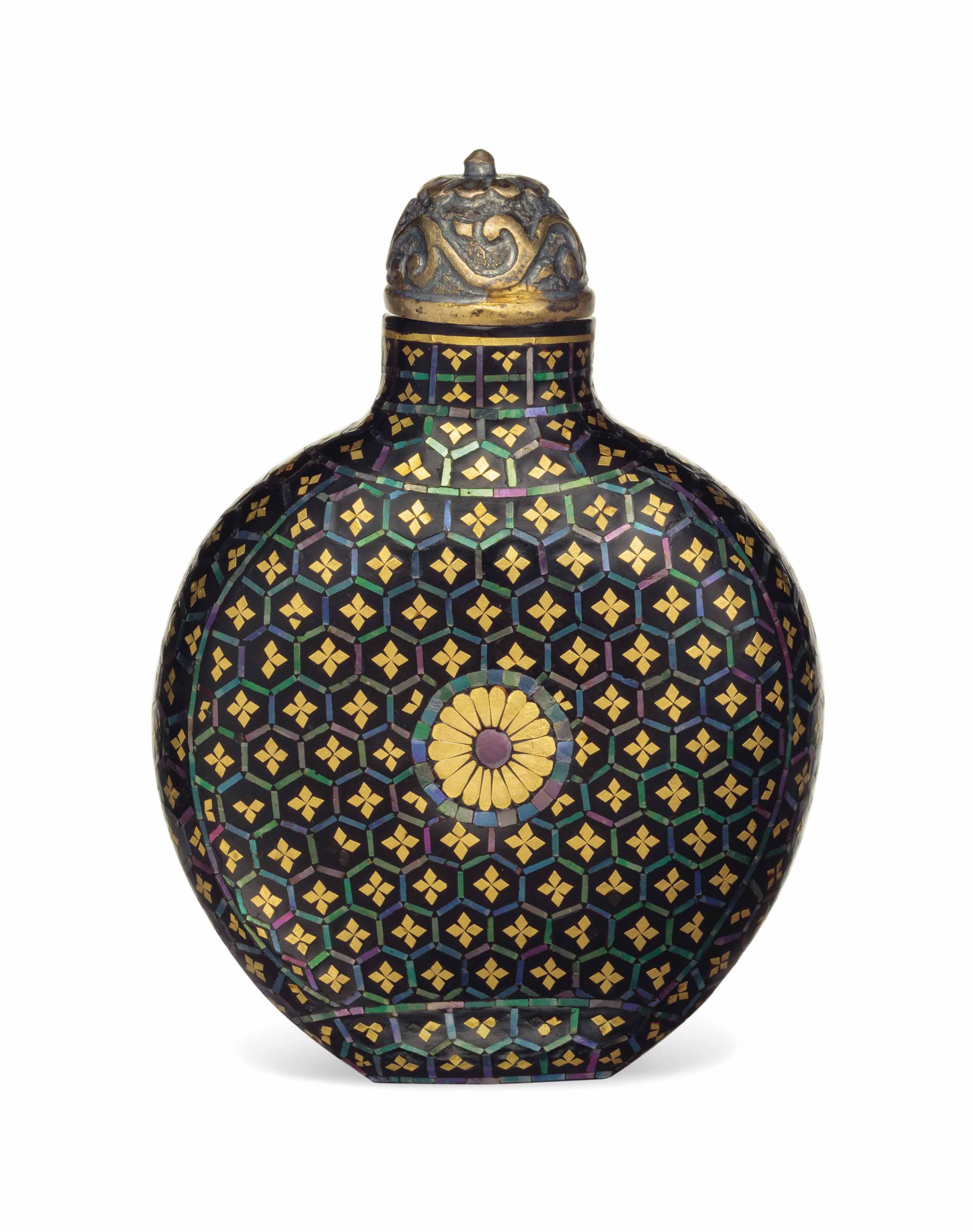 1880-1930年黑漆螺鈿錦地菊紋鼻煙壺, 1880-1930 | Christie's