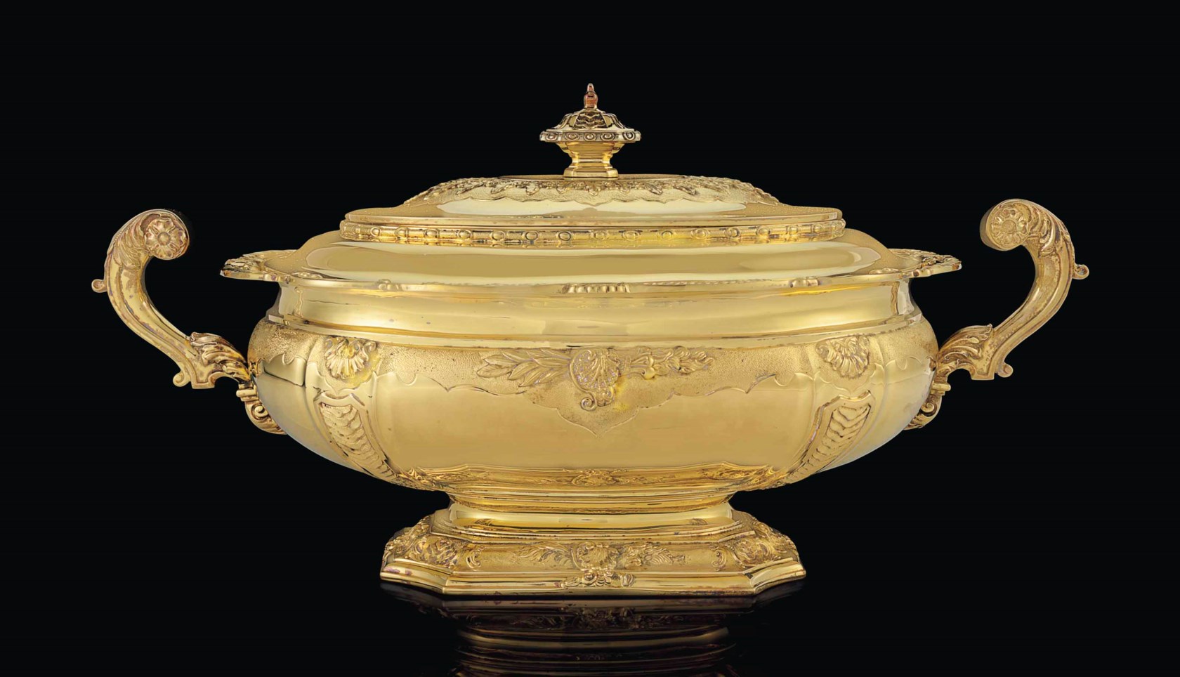 AN ENGLISH SILVERGILT TWOHANDLED SOUP TUREEN AND COVER