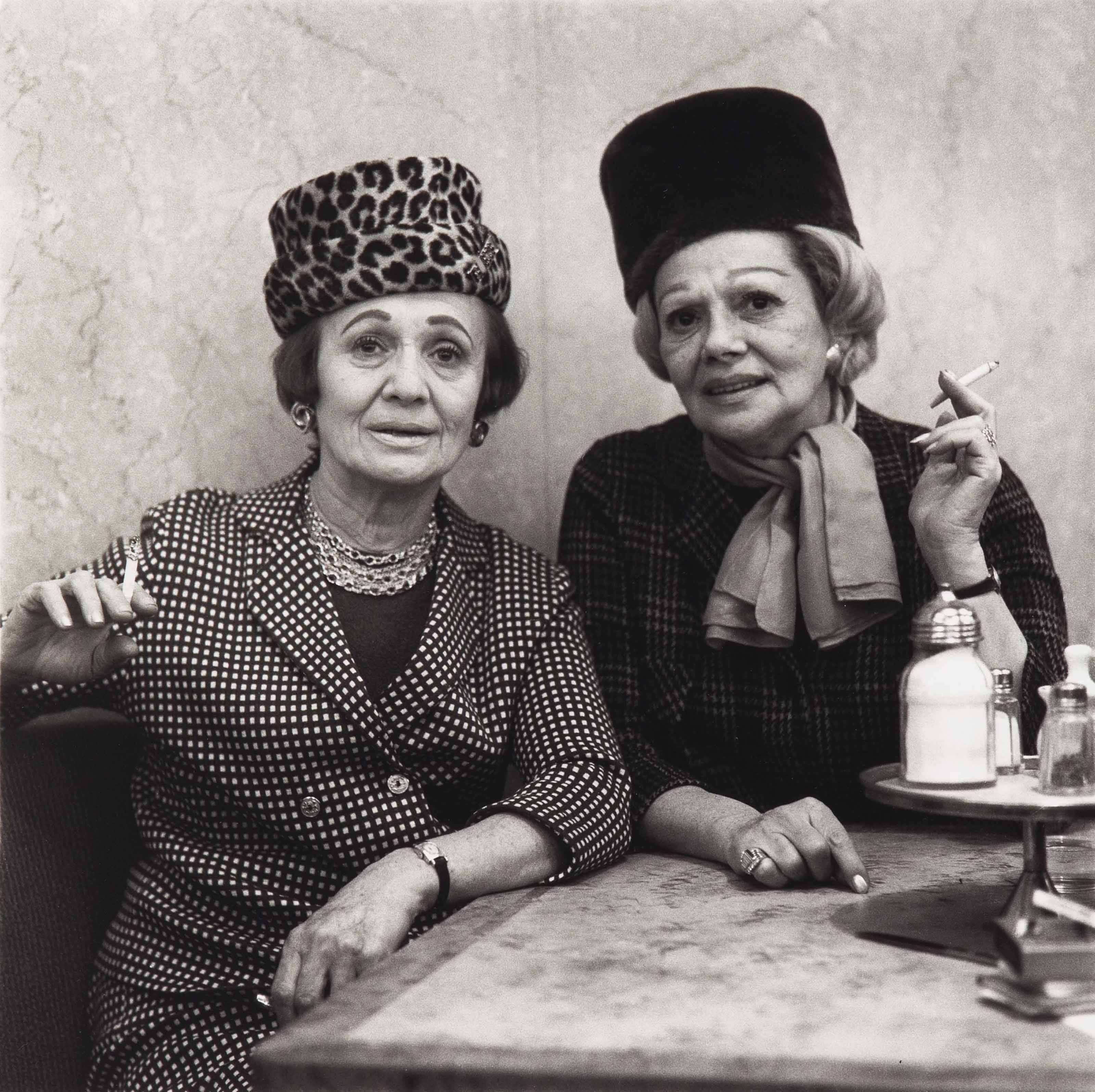 Два нея. Диана Арбус 1966. Фото старых подруг. Одесские еврейки. Две еврейки разговаривают.