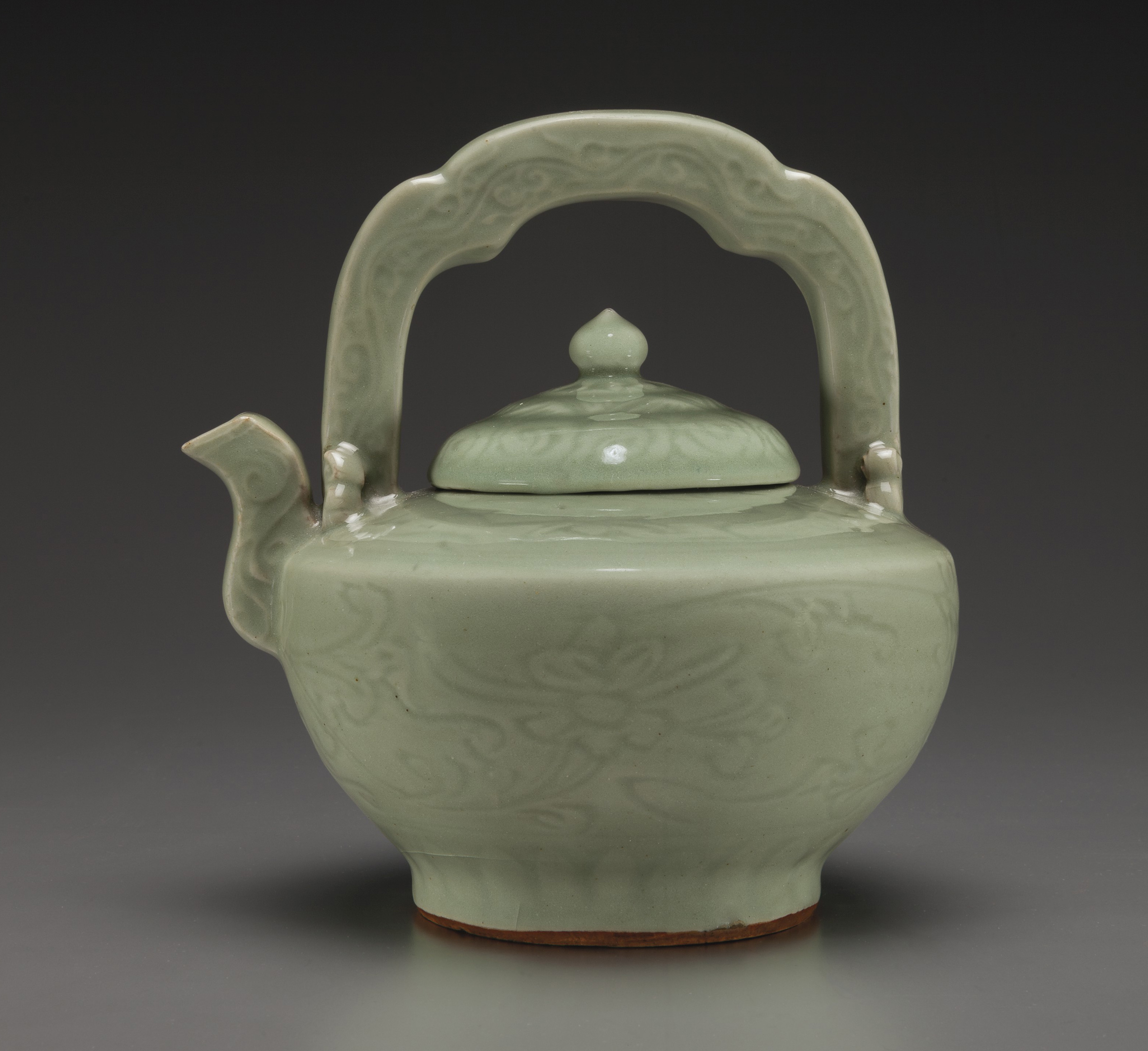 A SMALL FAMILLE ROSE AND GILT-DECORATED SQUARE BRUSH POT