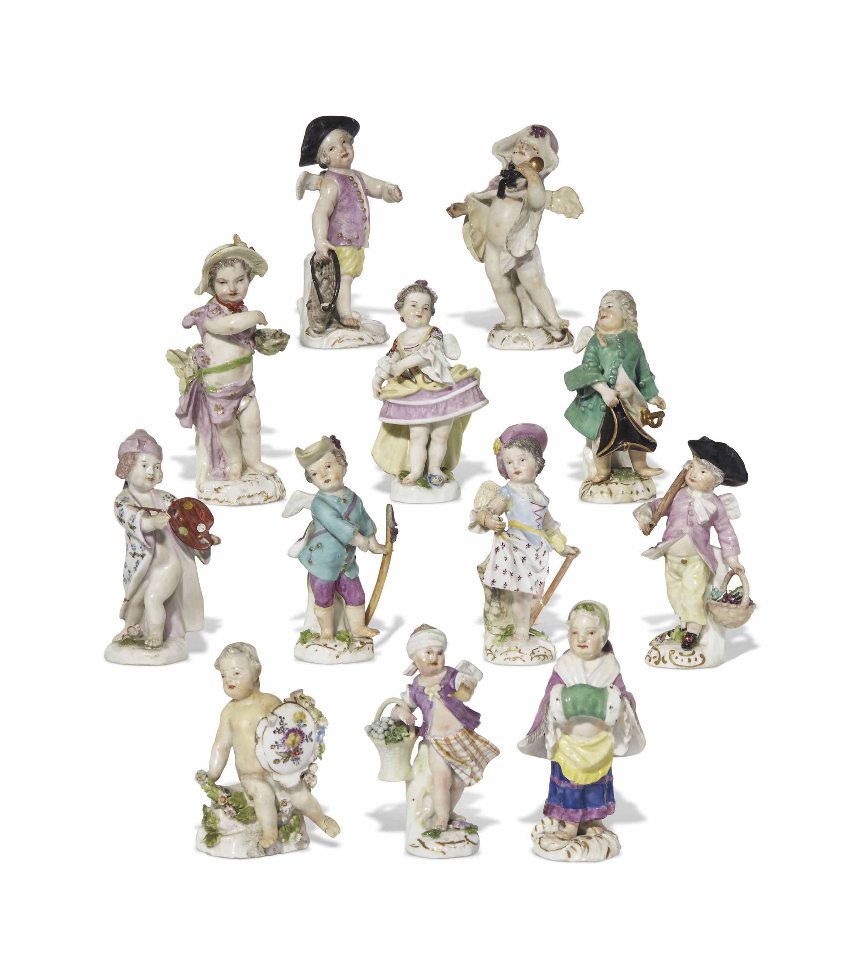 DOUZE STATUETTES EN PORCELAINE DE MEISSEN DU XVIIIe SIECLE , MARQUES EN