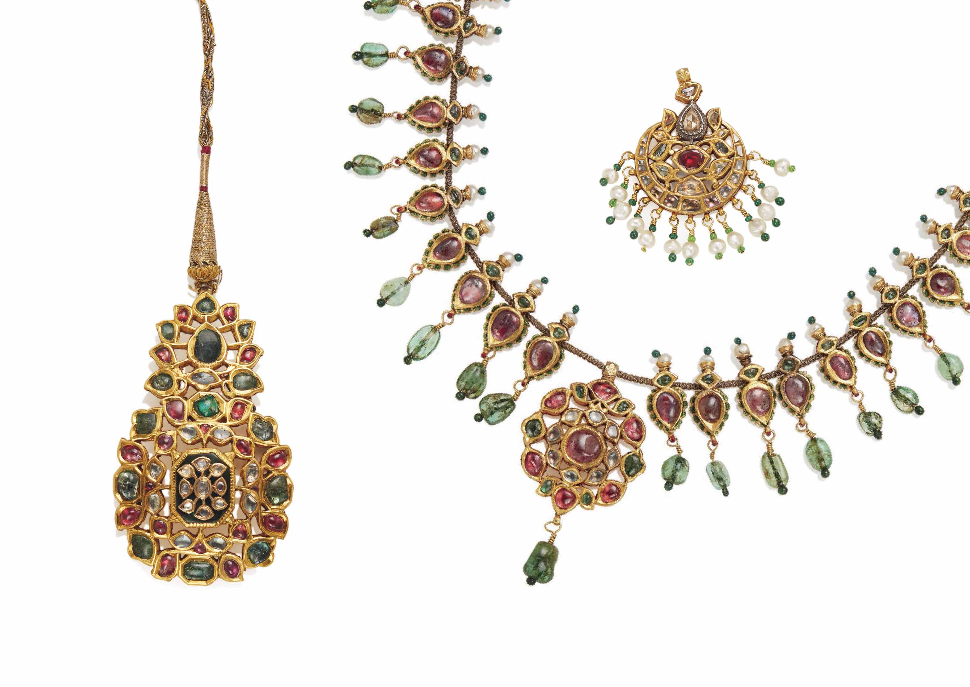 ENSEMBLE DE BIJOUX INDIENS ÉMERAUDES, PERLES, VERRE ET DIAMANTS