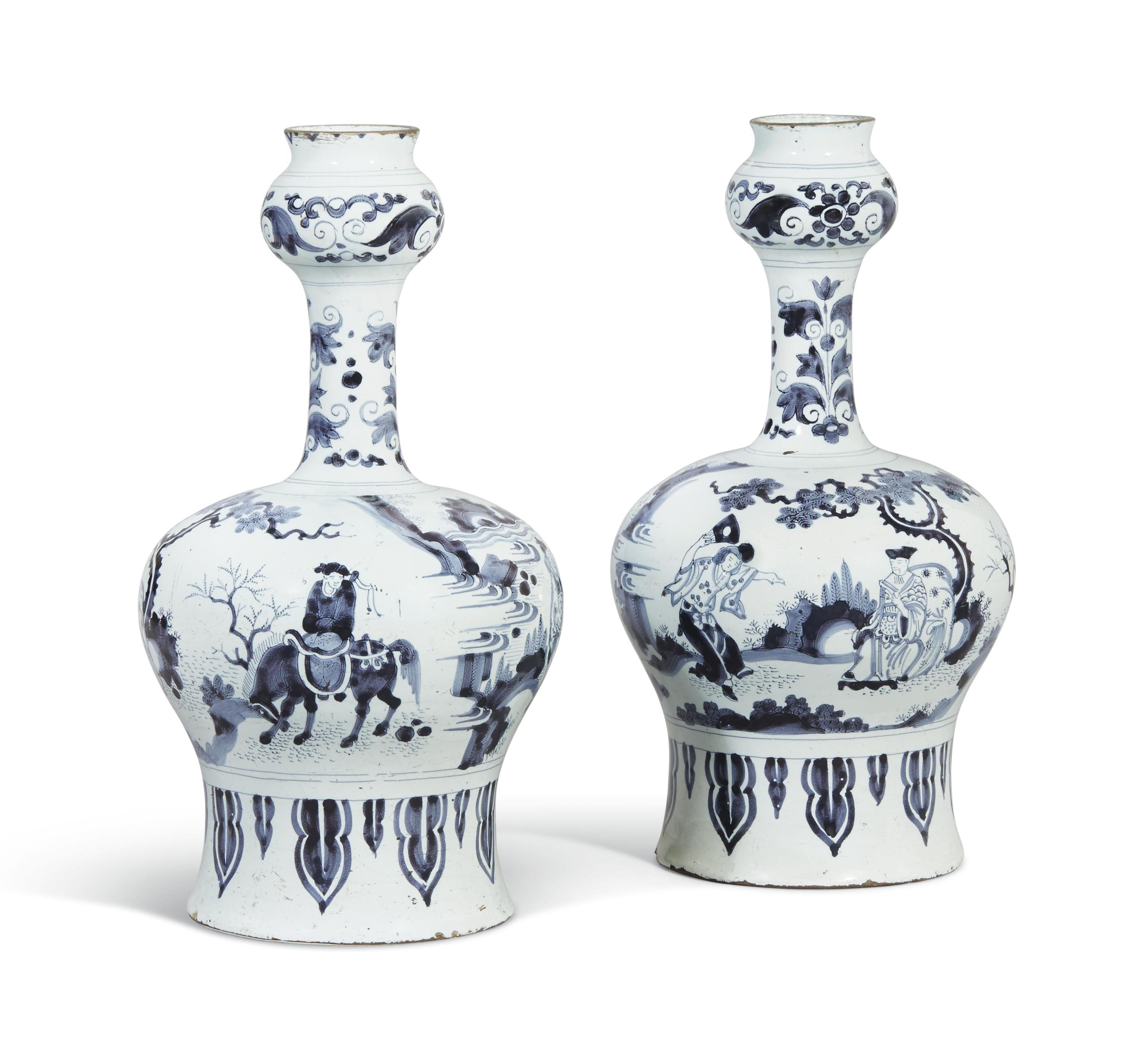 PAIRE DE VASES EN FAIENCE DE DELFT DE LA FIN DU XVII e DEBUT DU XVIII e SIECLE Christie's